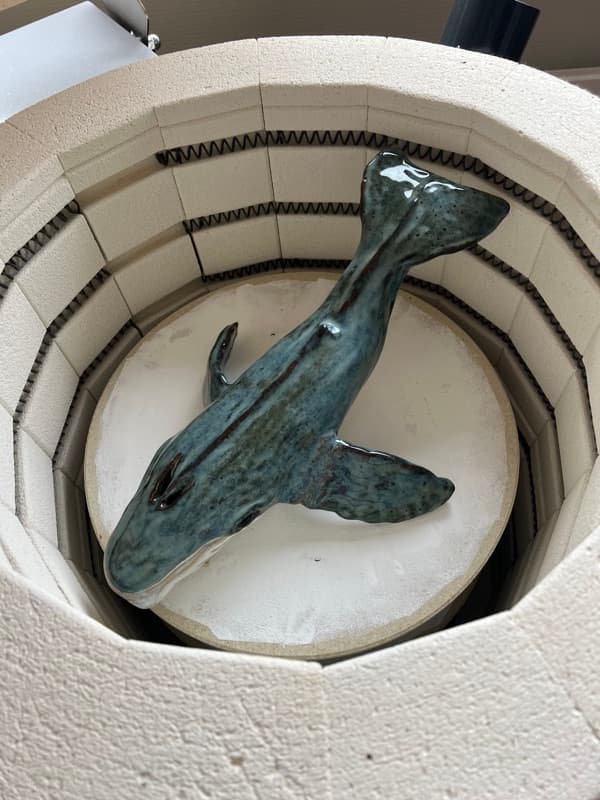 Walvissculptuur in de keramiekoven