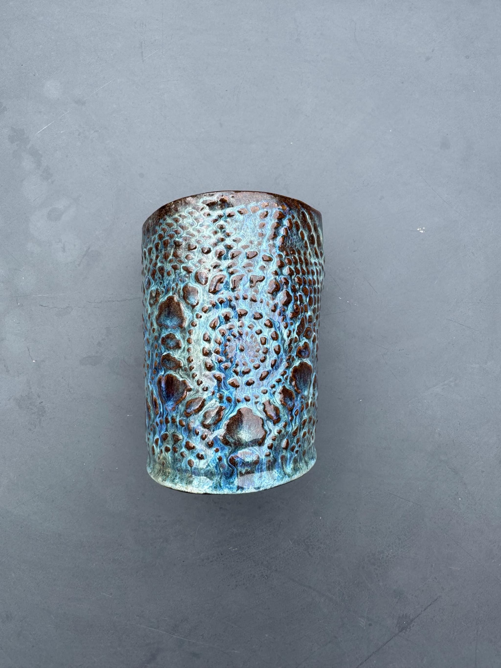 Small Ceramic Bud Vase, Handmade Blue Lava Glaze Pottery, Textured Wabi Sabi Tumbler — foto 9