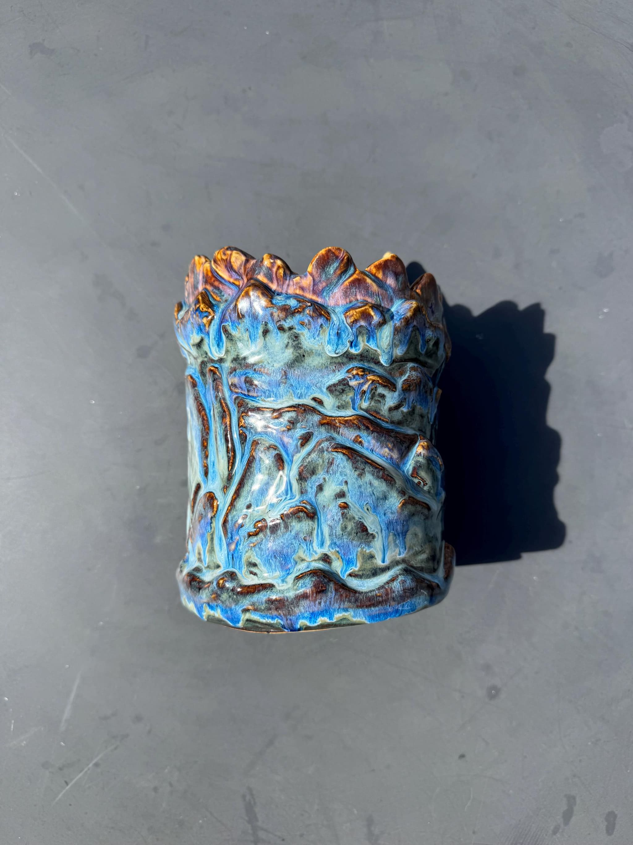 Large Sculpted Ceramic Vase, Handmade Blue Waterfall Drip Glaze Pottery, 21cm Mountain Statement Vessel — foto 10
