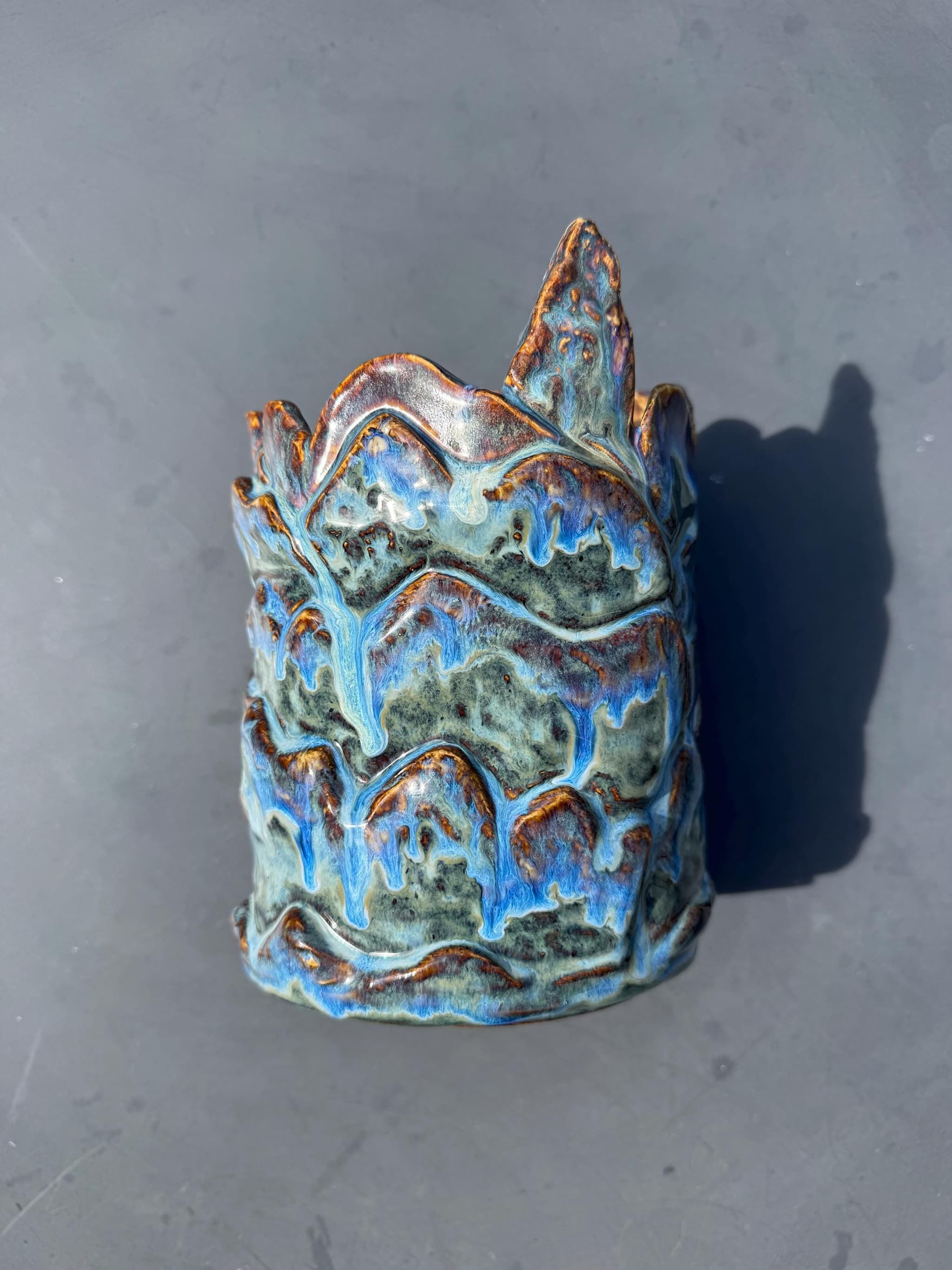 Large Sculpted Ceramic Vase, Handmade Blue Waterfall Drip Glaze Pottery, 21cm Mountain Statement Vessel — foto 11