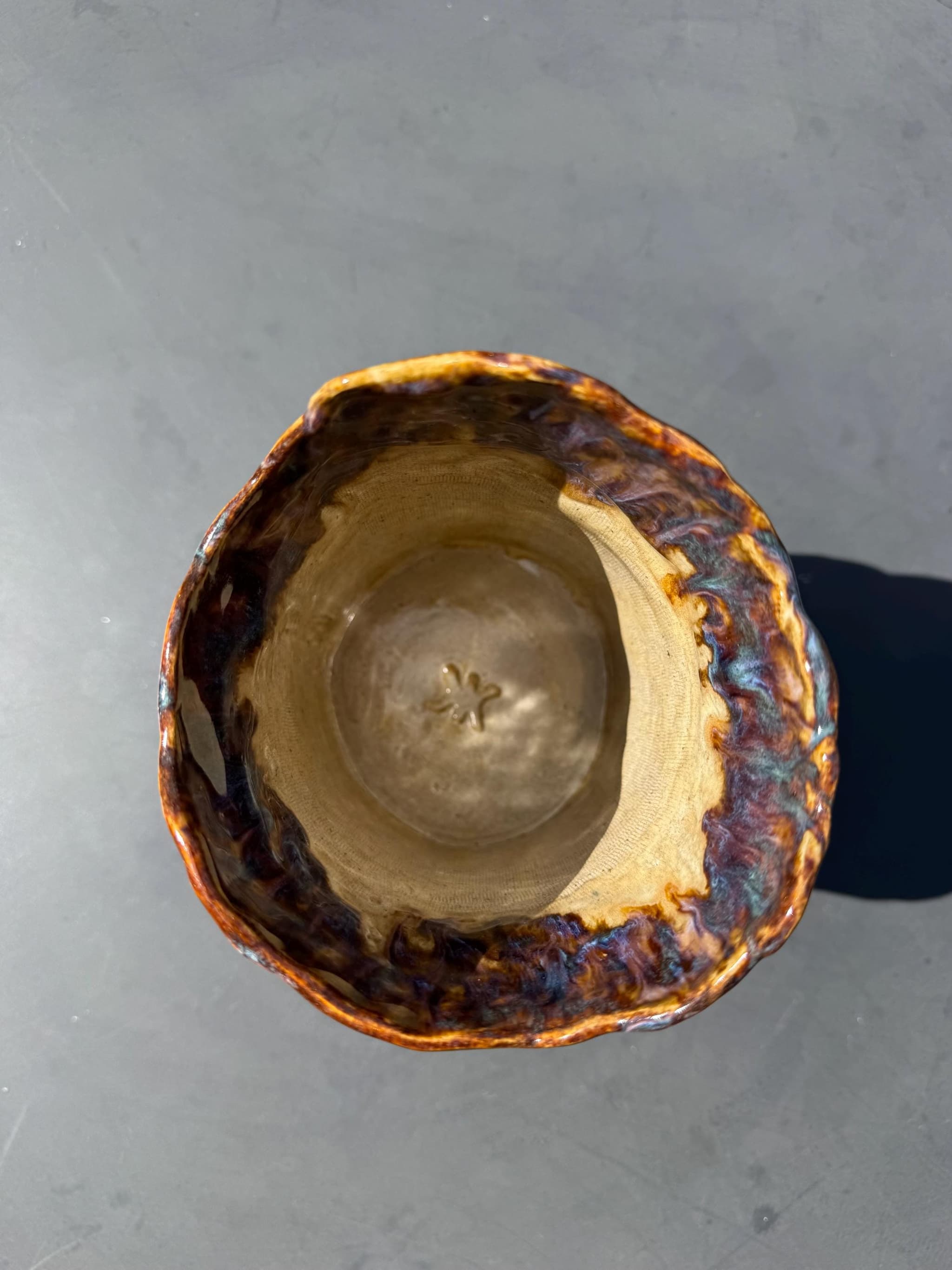 Sculpted Ceramic Vase, Handmade Blue Glaze Canyon Landscape Pottery, 19cm Scalloped Rim Flower Vase — foto 9
