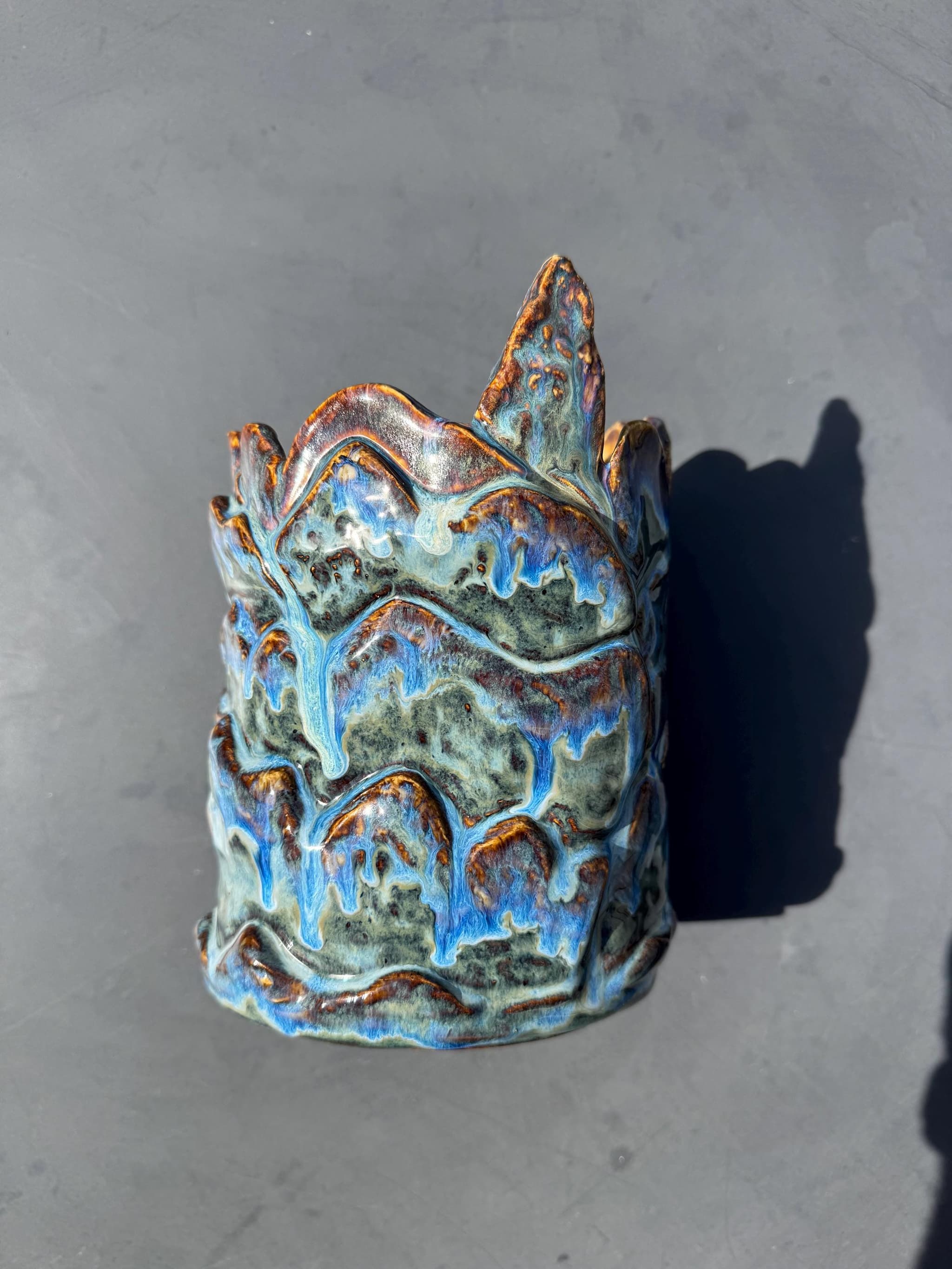 Large Sculpted Ceramic Vase, Handmade Blue Waterfall Drip Glaze Pottery, 21cm Mountain Statement Vessel — foto 8