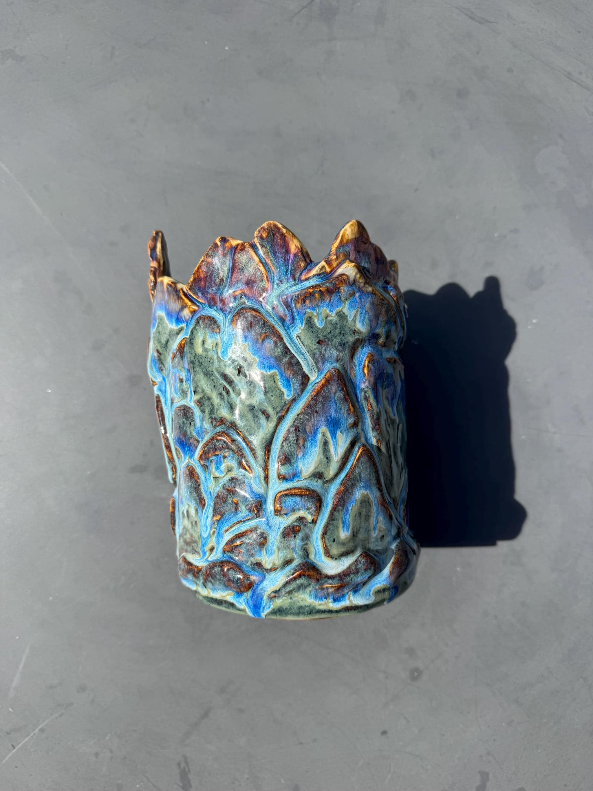 Large Sculpted Ceramic Vase, Handmade Blue Waterfall Drip Glaze Pottery, 21cm Mountain Statement Vessel — foto 9