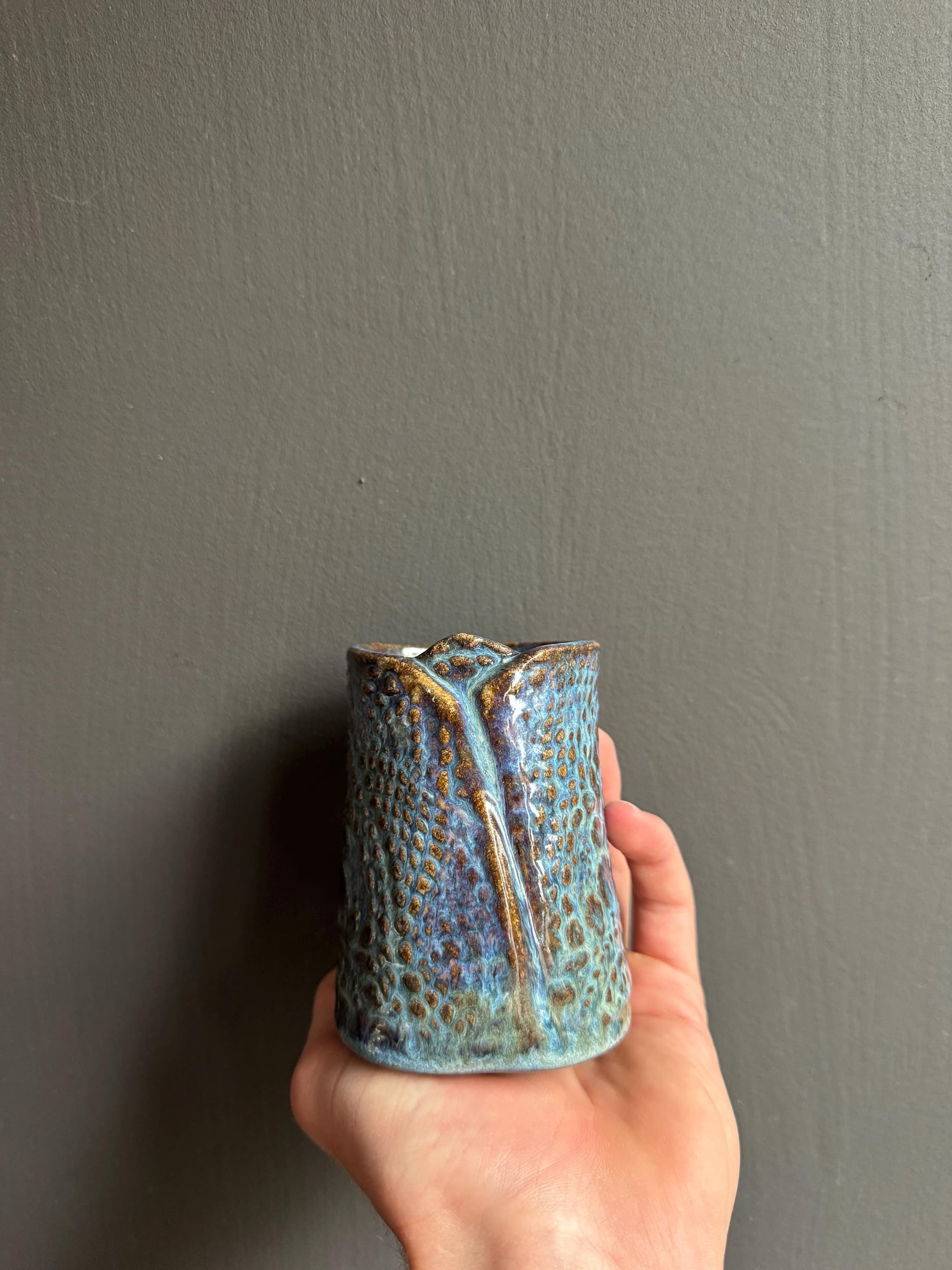 Textured Ceramic Bud Vase, Handmade Turquoise Coral Glaze Pottery, Small Coastal Vessel, Unique Gift — foto 5