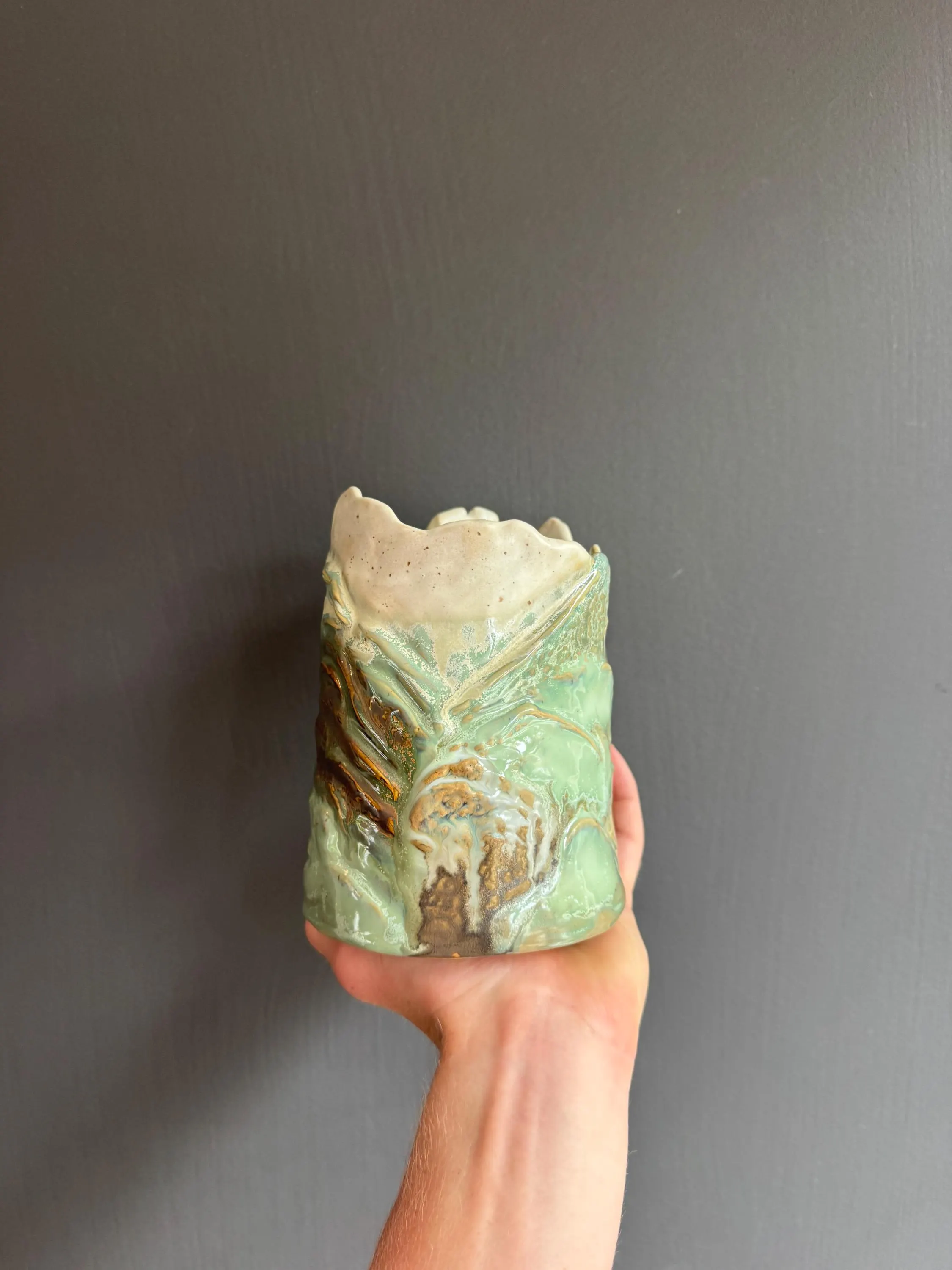 Alpine Peak Sculpted Vase, Snowcapped Mountain Ceramic, Handmade Pottery — foto 4