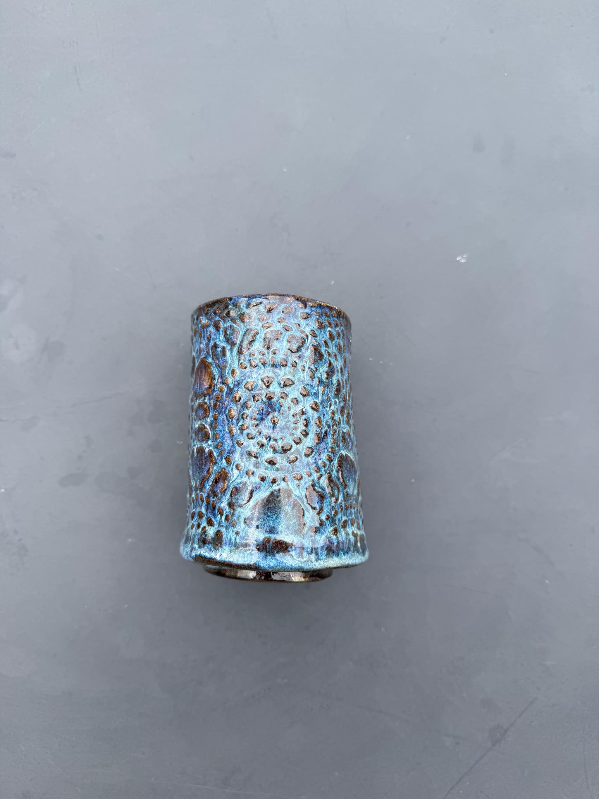 Textured Ceramic Bud Vase, Handmade Turquoise Coral Glaze Pottery, Small Coastal Vessel, Unique Gift — foto 8