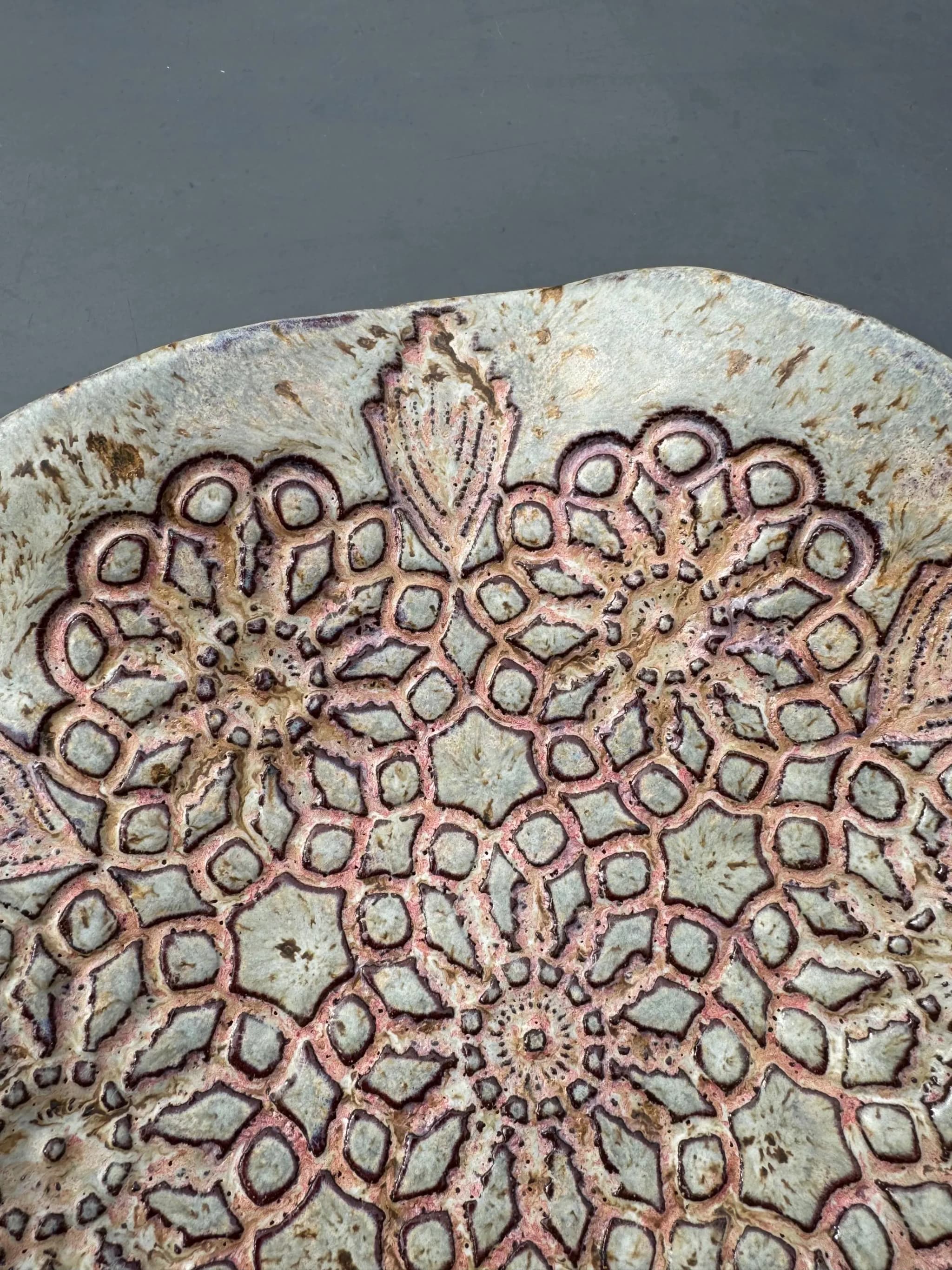 Vintage Doily Fruit Bowl, Rustic Lace Ceramic, Handmade Dutch Pottery — foto 7