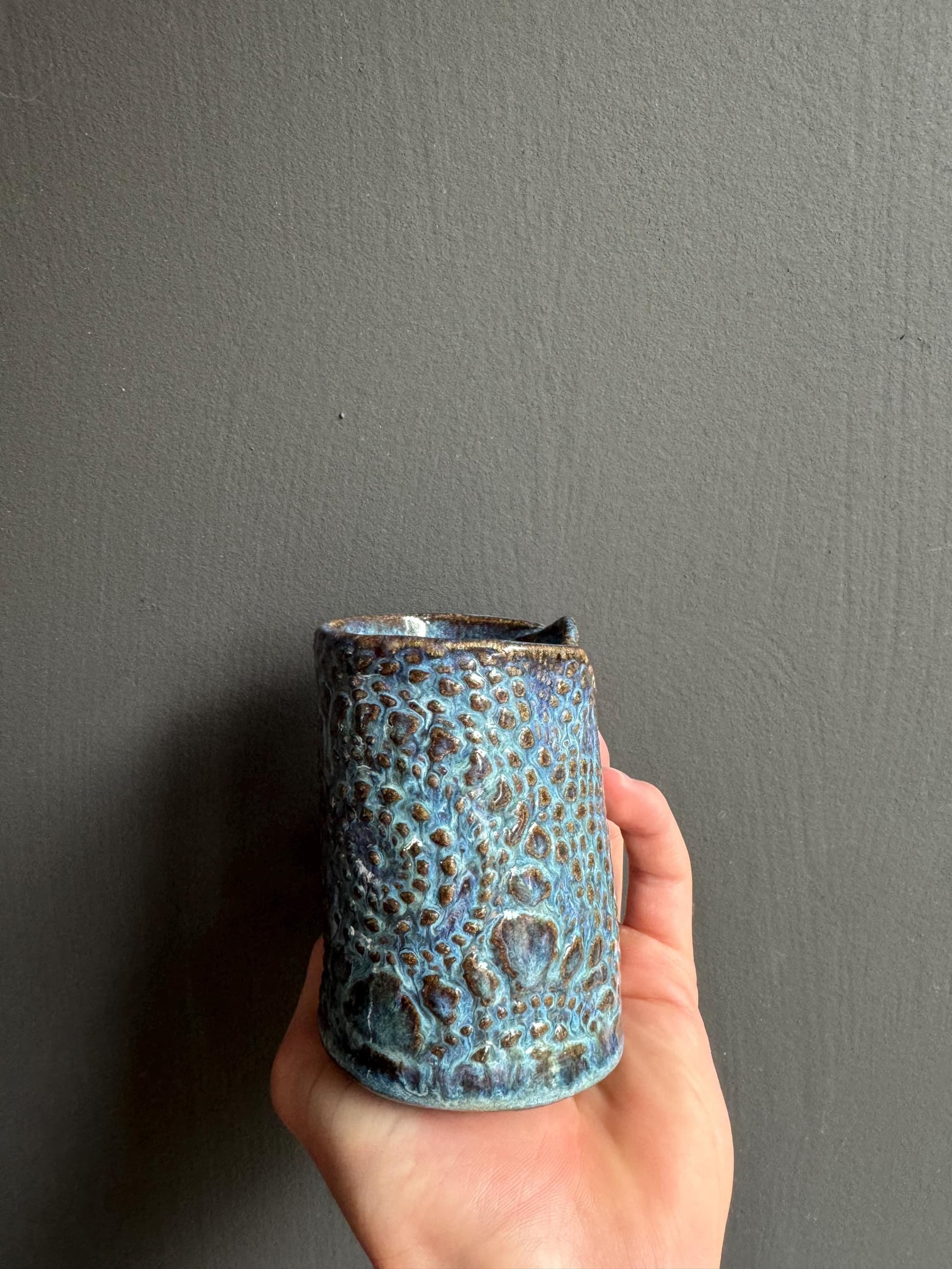 Textured Ceramic Bud Vase, Handmade Turquoise Coral Glaze Pottery, Small Coastal Vessel, Unique Gift — foto 4