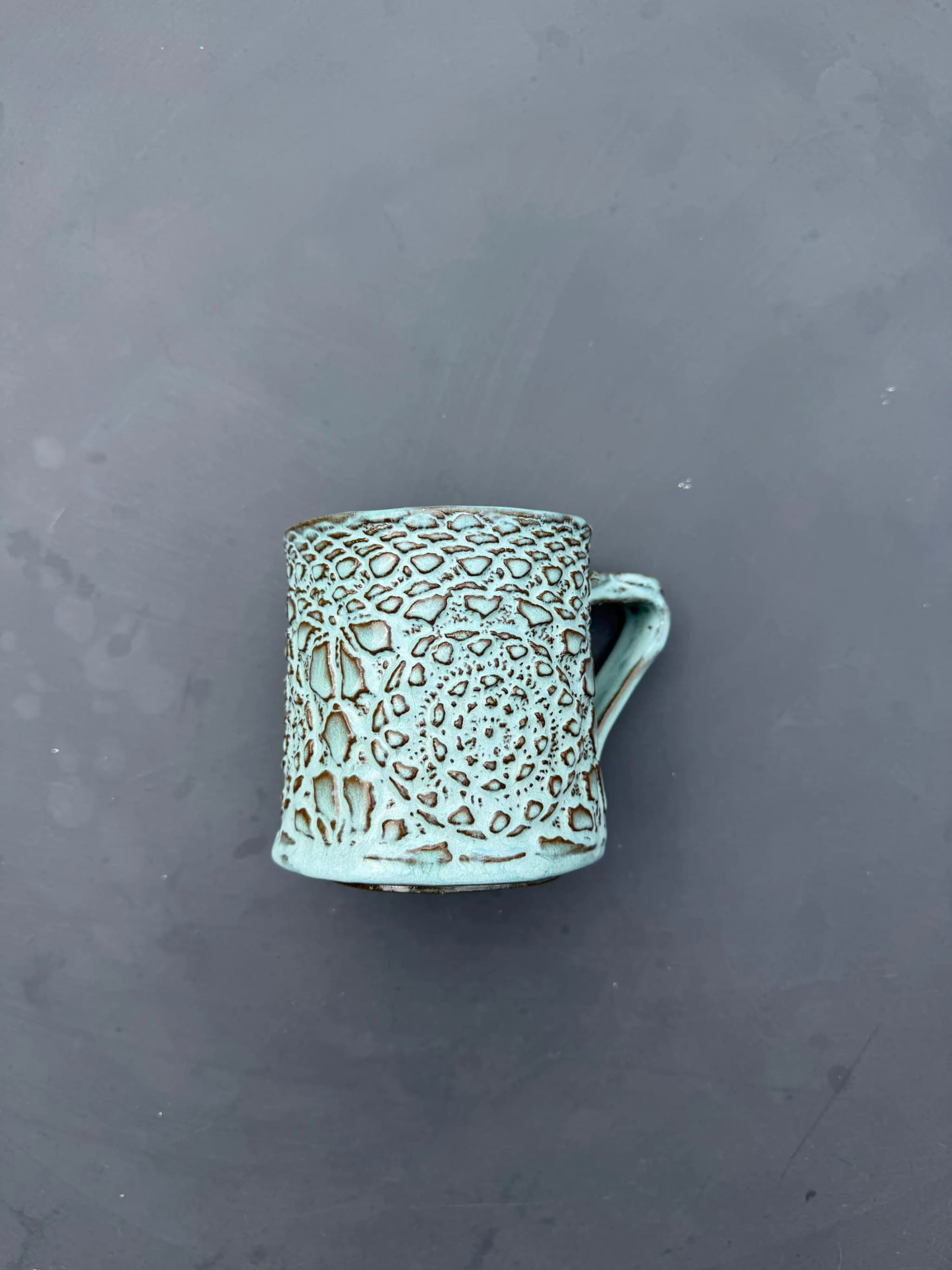 Vintage Lace Coffee Mug, Turquoise Doily Ceramic, Handmade Dutch Pottery — foto 7