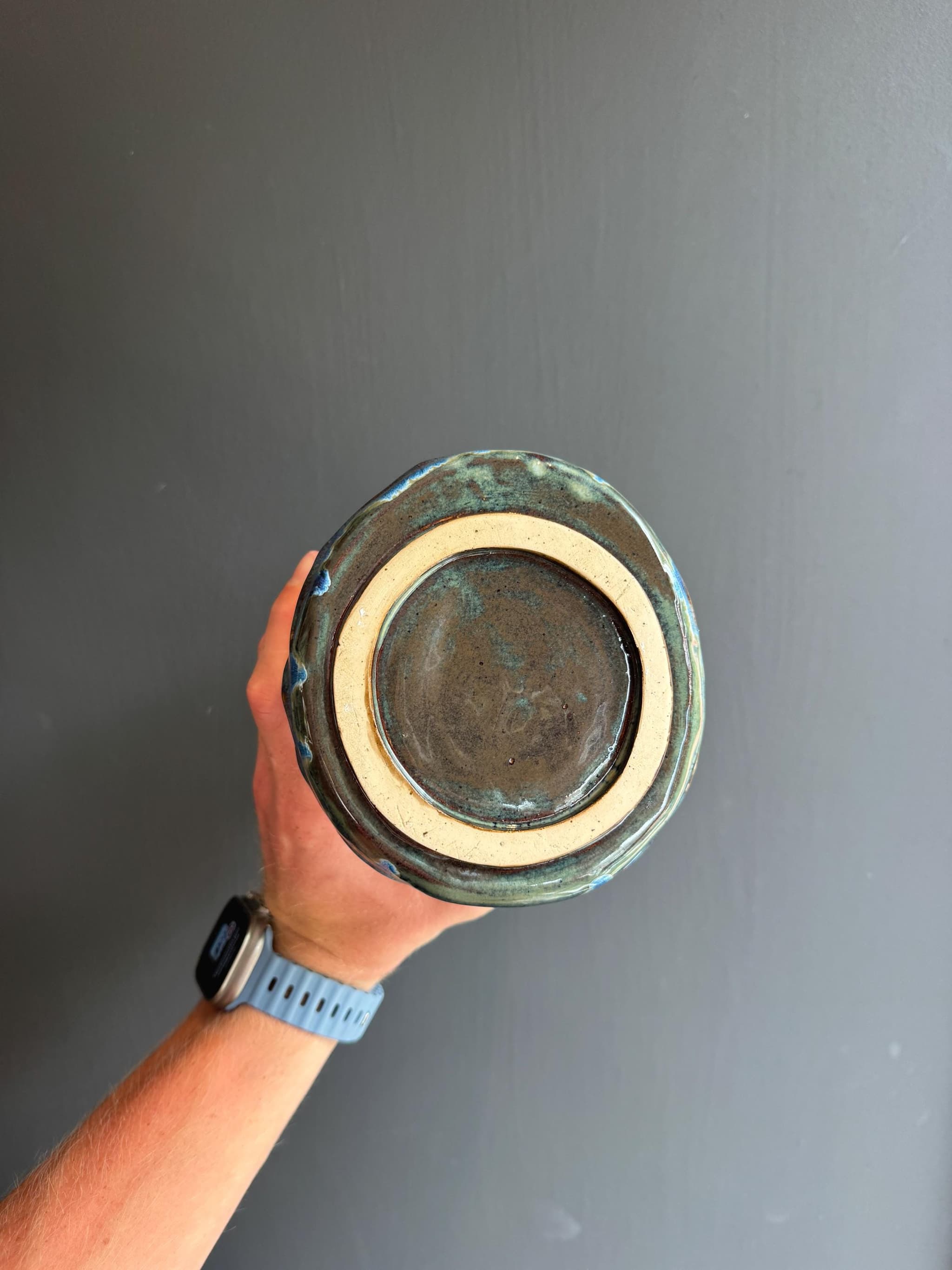 Large Sculpted Ceramic Vase, Handmade Blue Waterfall Drip Glaze Pottery, 21cm Mountain Statement Vessel — foto 7