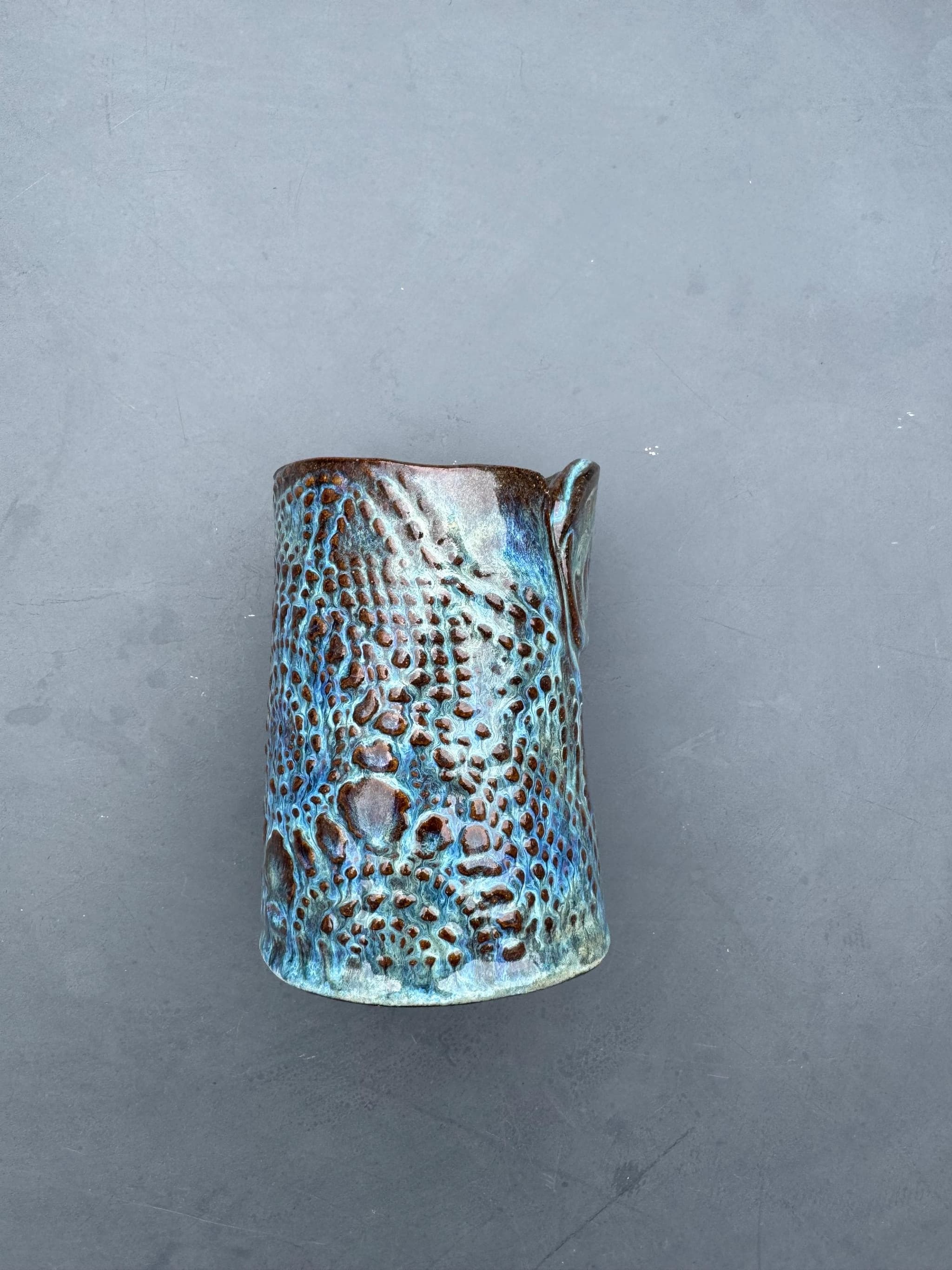 Small Ceramic Bud Vase, Handmade Blue Lava Glaze Pottery, Textured Wabi Sabi Tumbler — foto 7