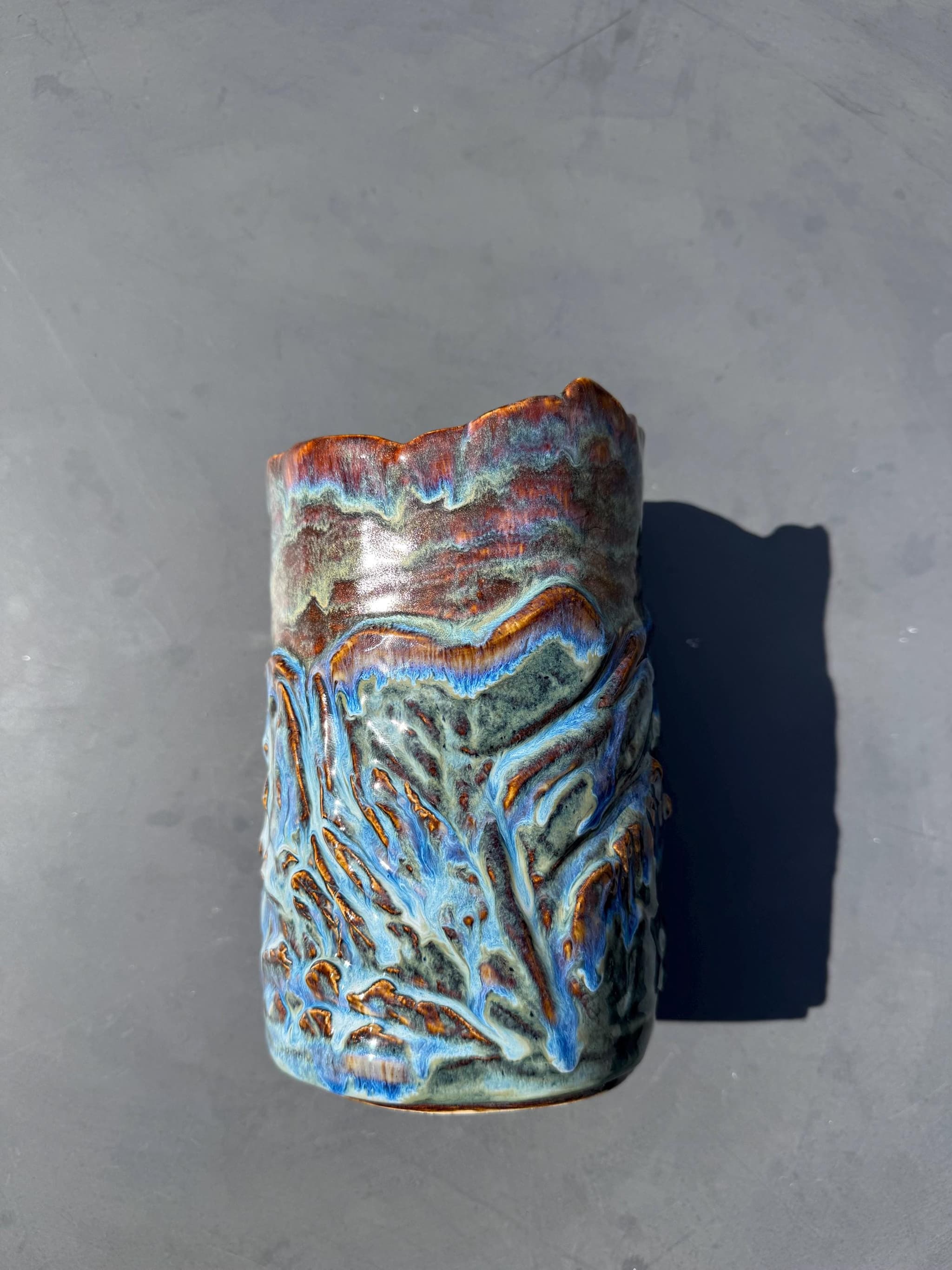 Sculpted Ceramic Vase, Handmade Blue Glaze Canyon Landscape Pottery, 19cm Scalloped Rim Flower Vase — foto 8