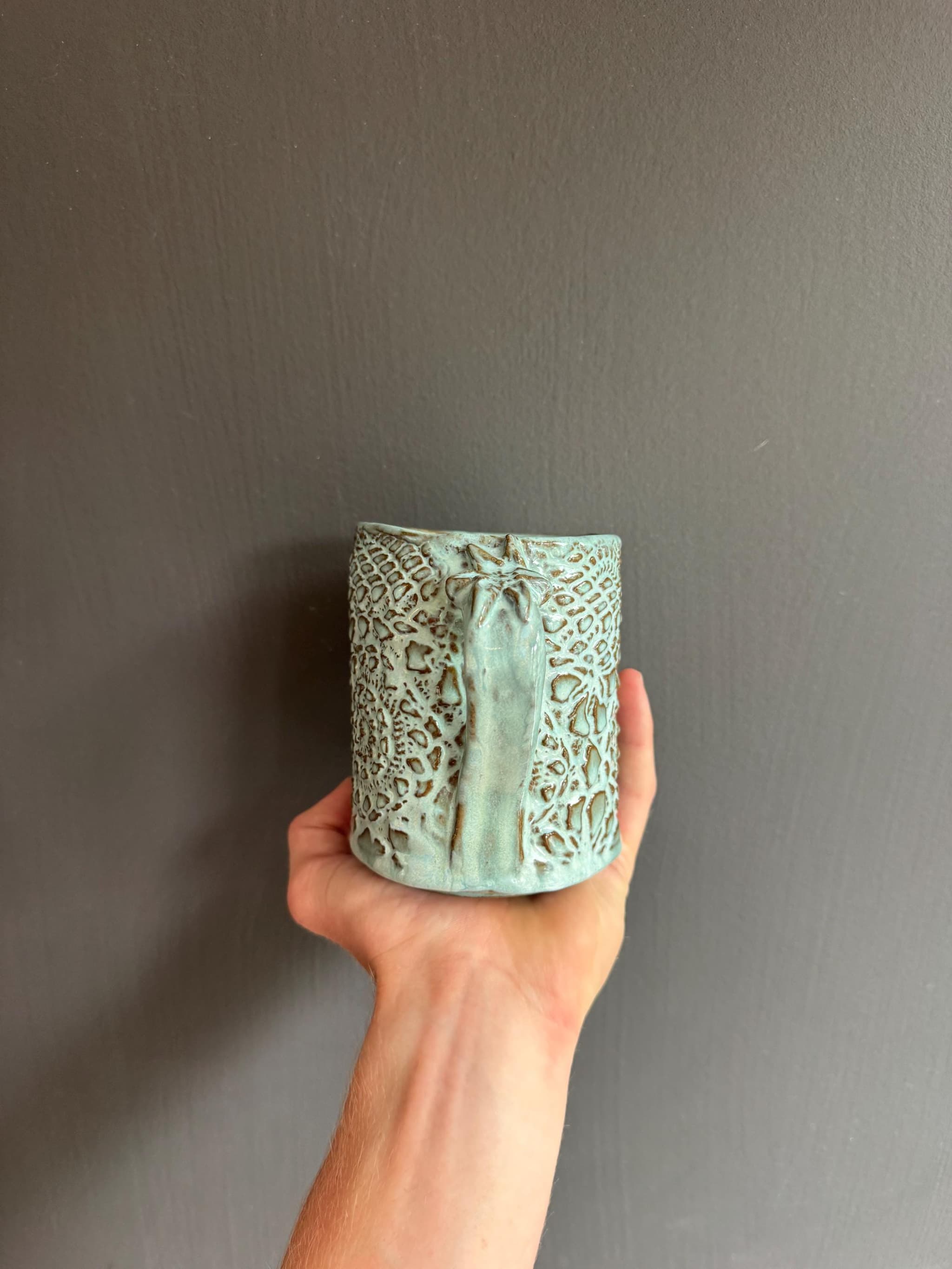 Mandala Lace Coffee Mug, Turquoise Doily Ceramic, Handmade Dutch Pottery — foto 3