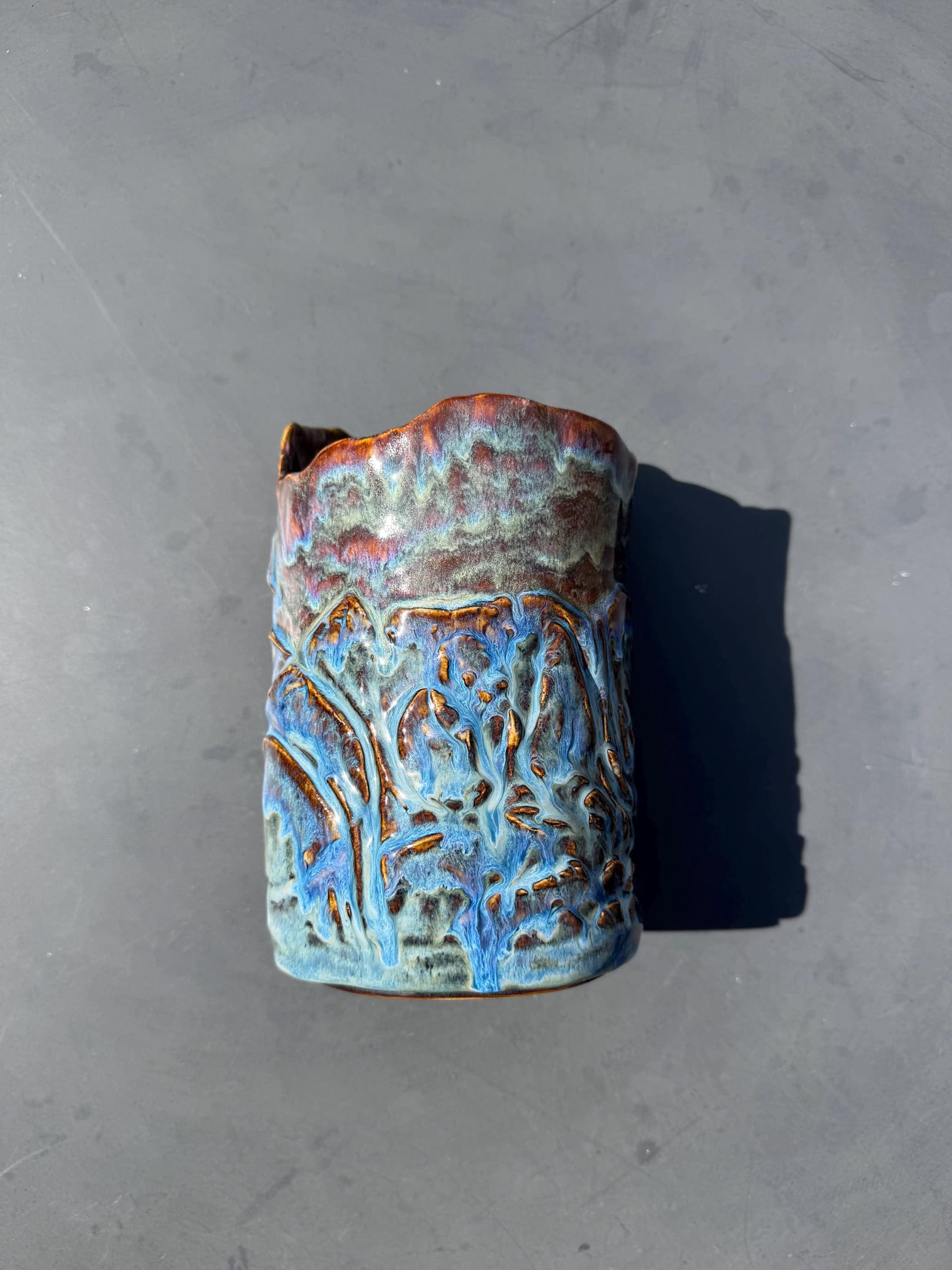 Sculpted Ceramic Vase, Handmade Blue Glaze Canyon Landscape Pottery, 19cm Scalloped Rim Flower Vase — foto 7