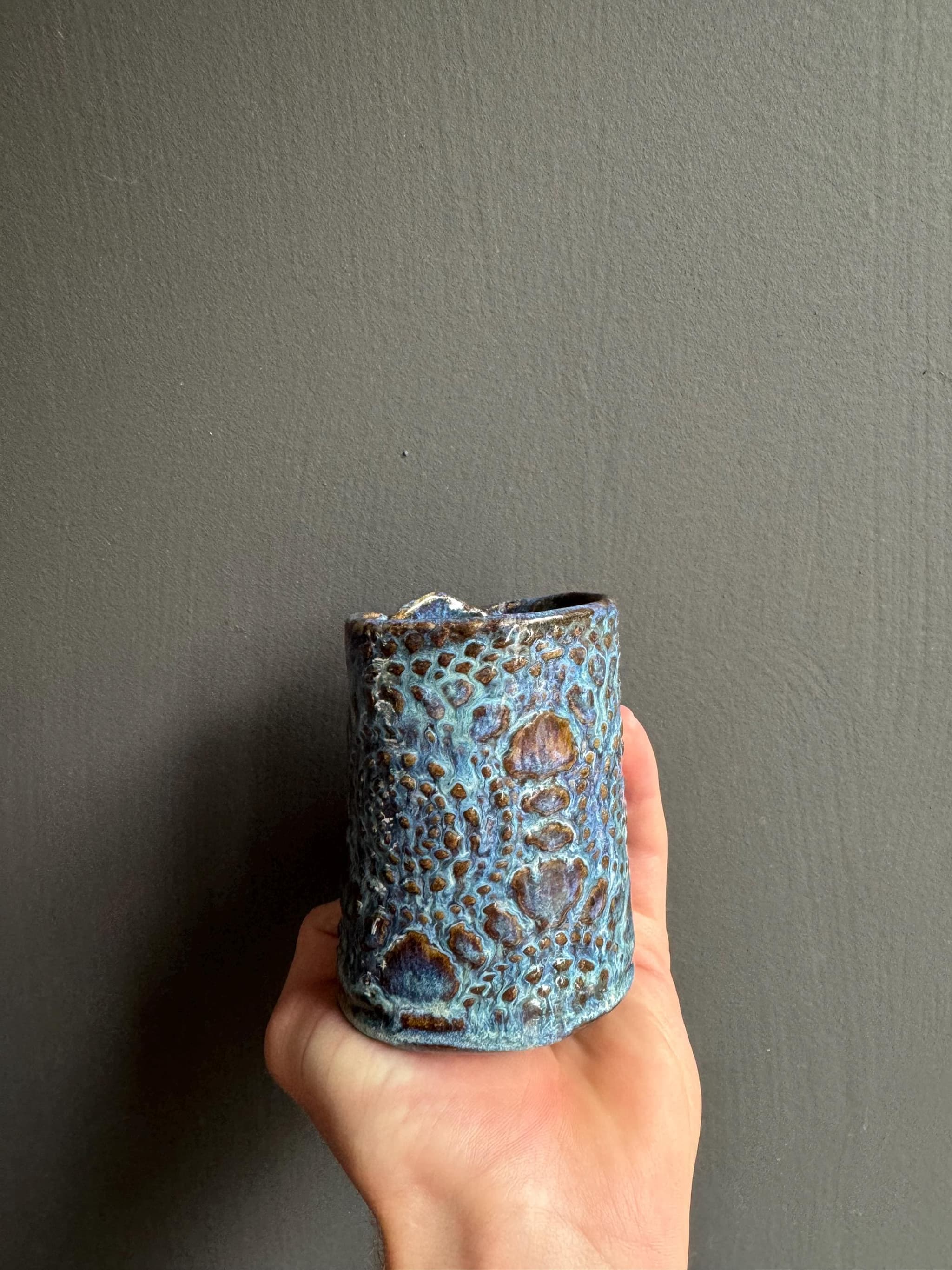 Textured Ceramic Bud Vase, Handmade Turquoise Coral Glaze Pottery, Small Coastal Vessel, Unique Gift — foto 3
