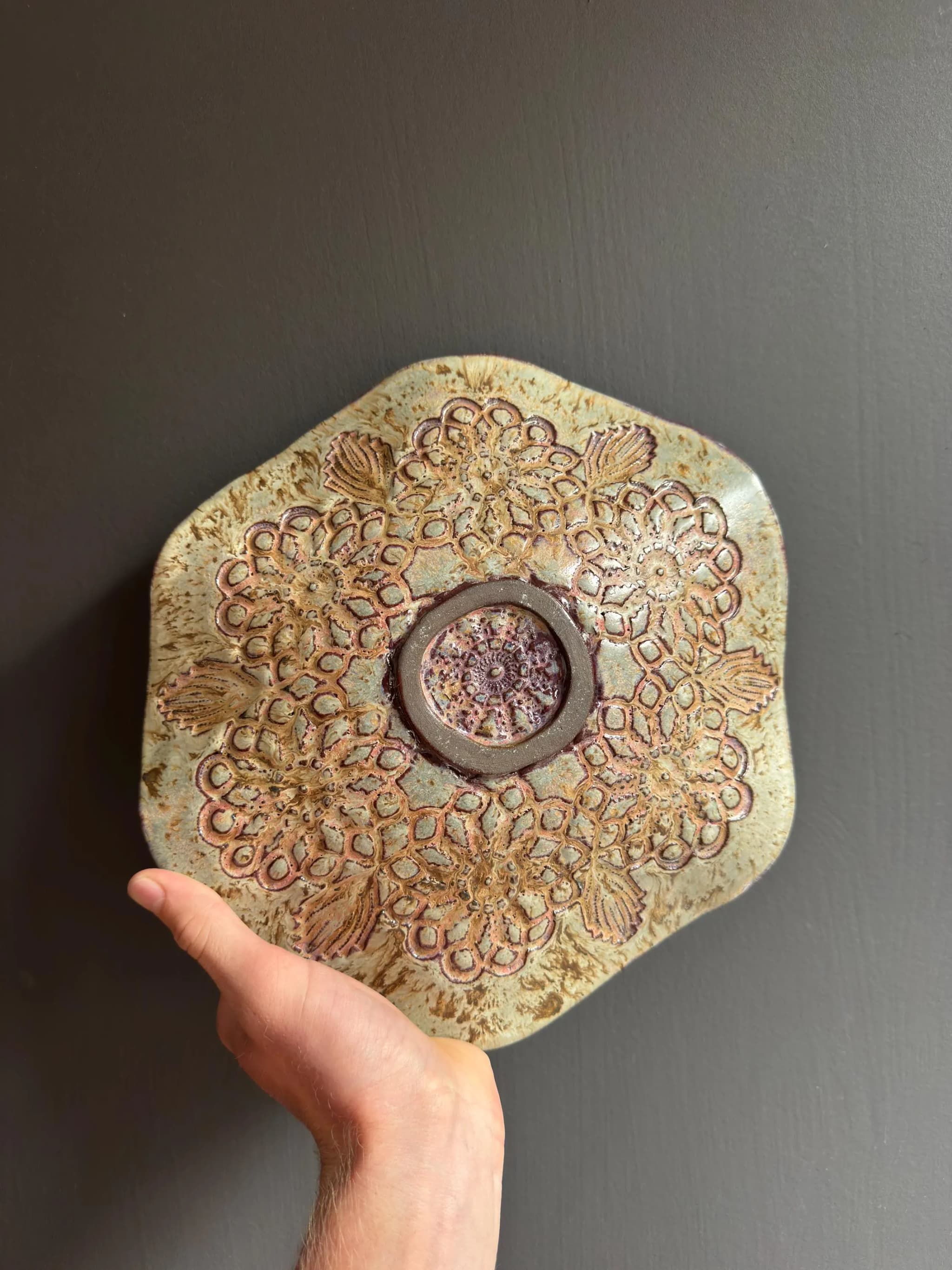 Vintage Doily Fruit Bowl, Rustic Lace Ceramic, Handmade Dutch Pottery — foto 3