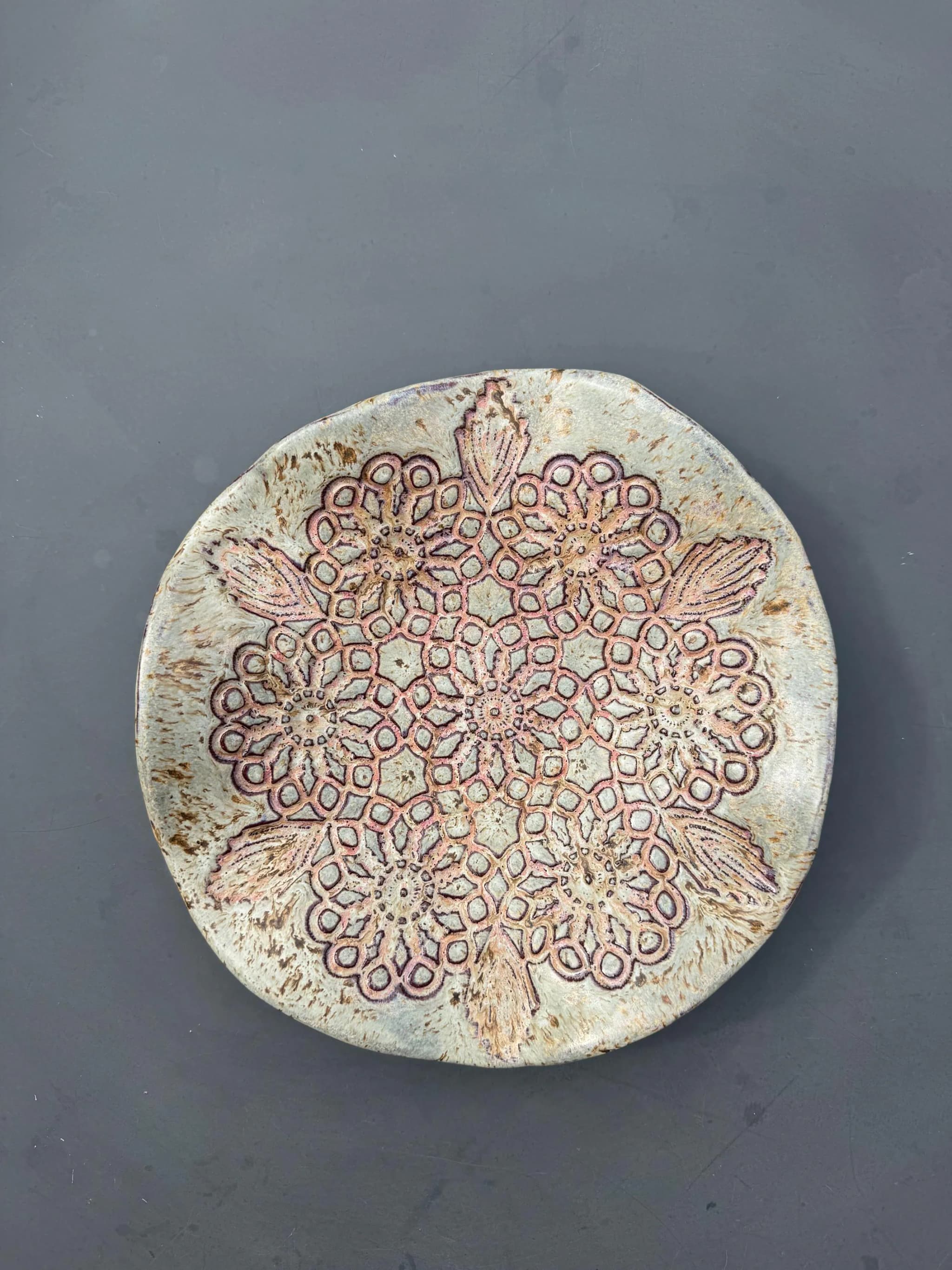 Vintage Doily Fruit Bowl, Rustic Lace Ceramic, Handmade Dutch Pottery — foto 6