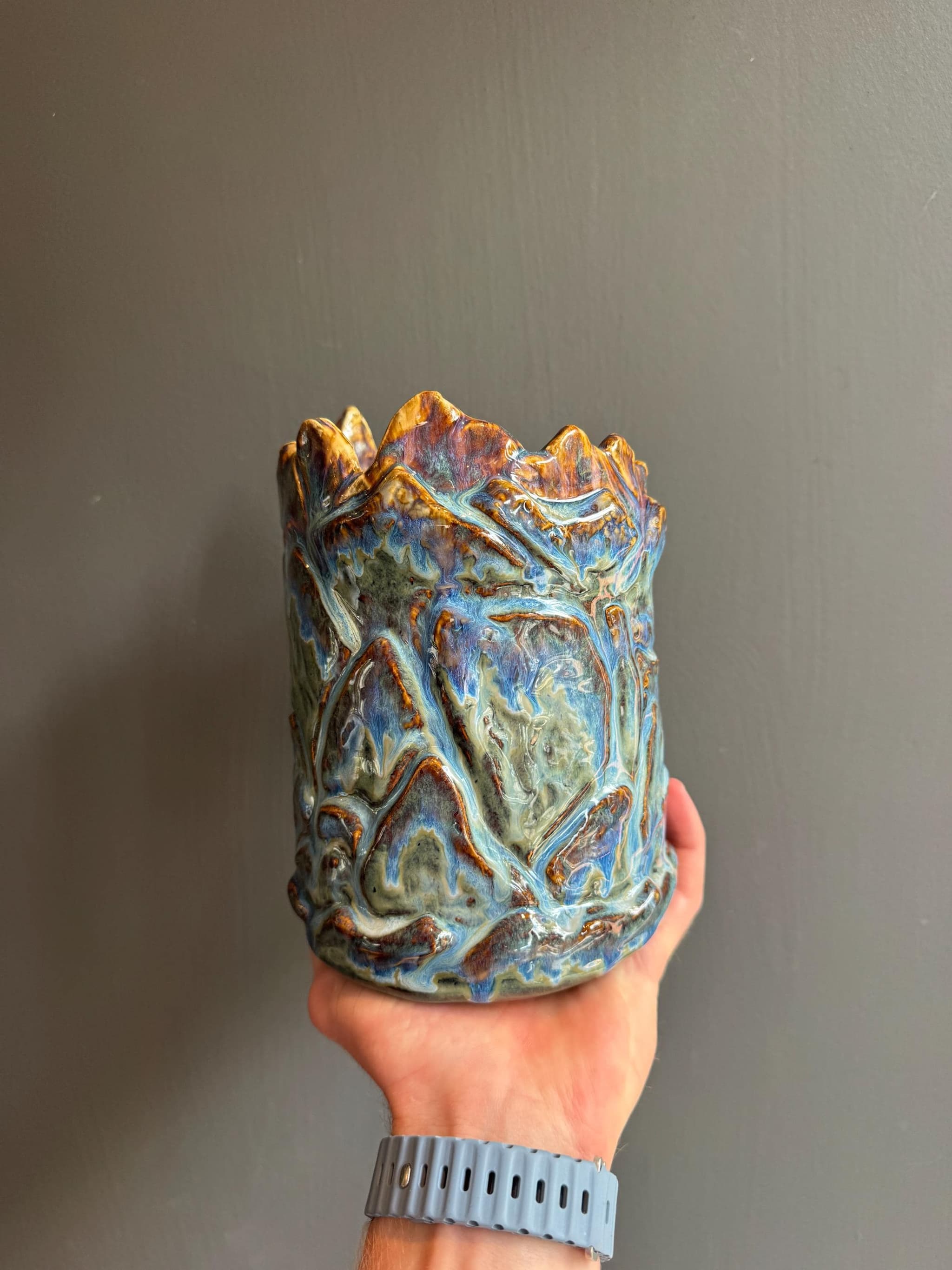 Large Sculpted Ceramic Vase, Handmade Blue Waterfall Drip Glaze Pottery, 21cm Mountain Statement Vessel — foto 5