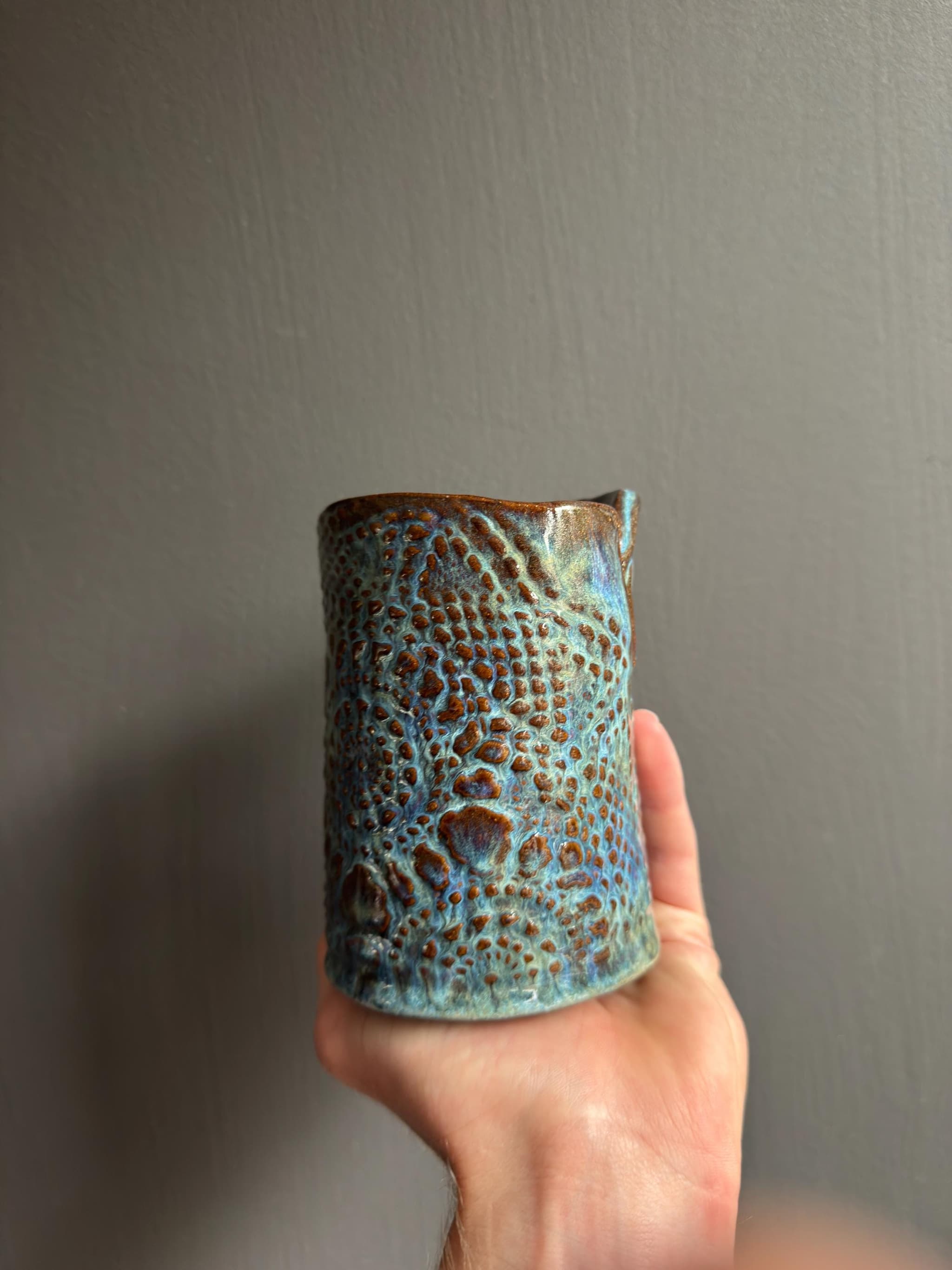 Small Ceramic Bud Vase, Handmade Blue Lava Glaze Pottery, Textured Wabi Sabi Tumbler — foto 4