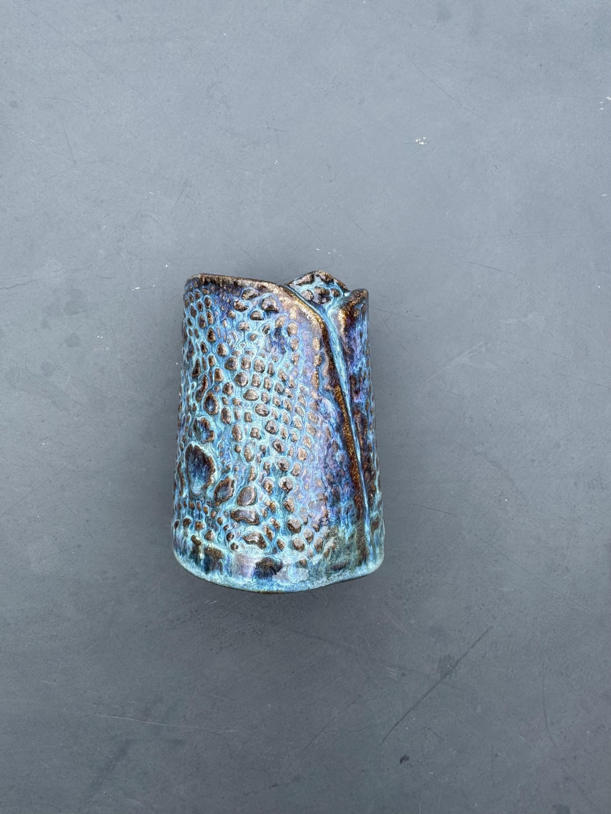 Textured Ceramic Bud Vase, Handmade Turquoise Coral Glaze Pottery, Small Coastal Vessel, Unique Gift — foto 9