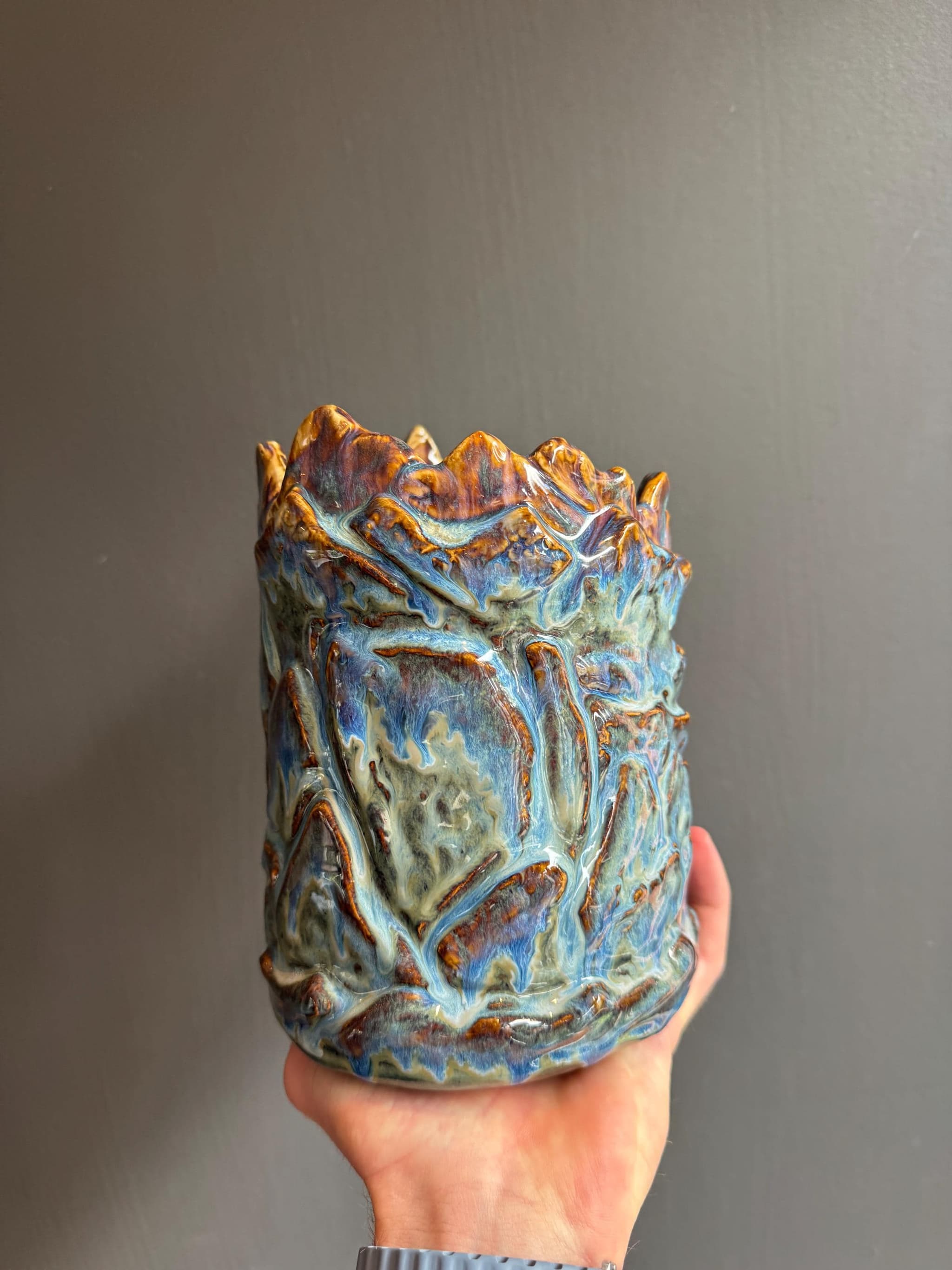 Large Sculpted Ceramic Vase, Handmade Blue Waterfall Drip Glaze Pottery, 21cm Mountain Statement Vessel — foto 3