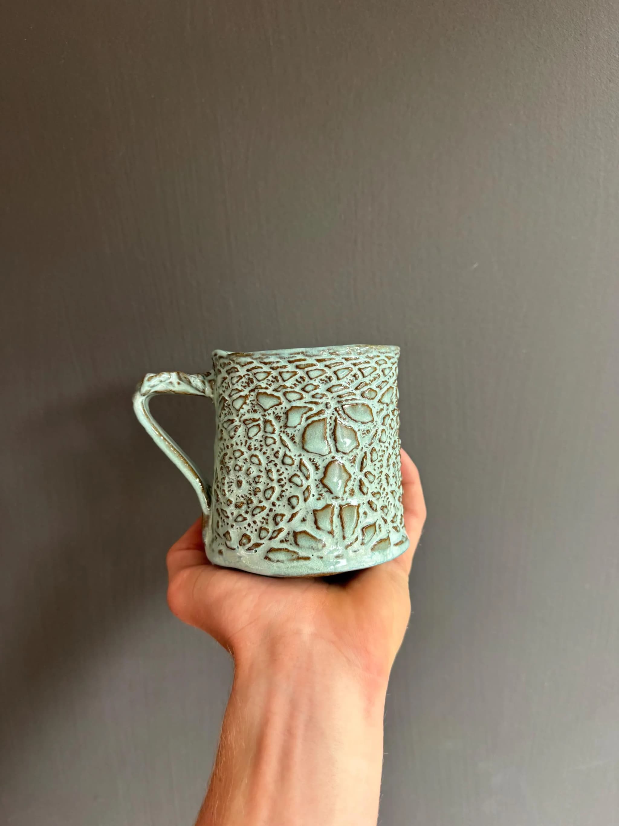 Vintage Lace Coffee Mug, Turquoise Doily Ceramic, Handmade Dutch Pottery — foto 3