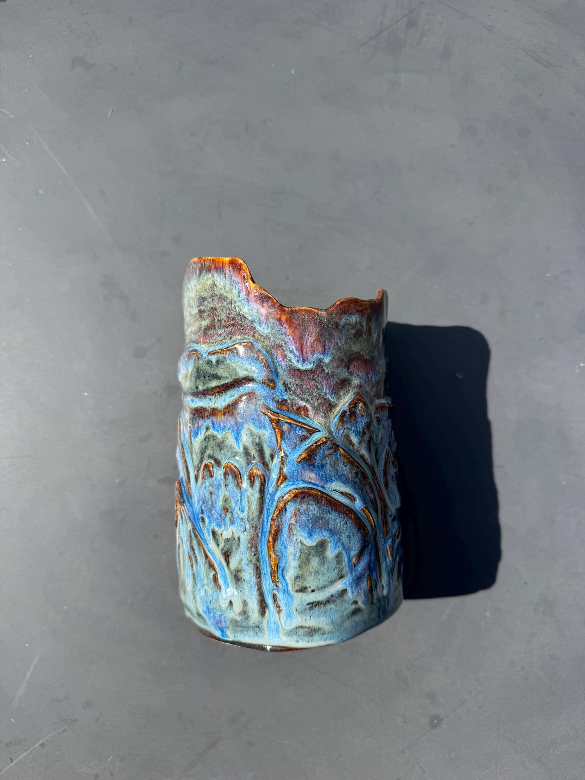 Sculpted Ceramic Vase, Handmade Blue Glaze Canyon Landscape Pottery, 19cm Scalloped Rim Flower Vase — foto 6