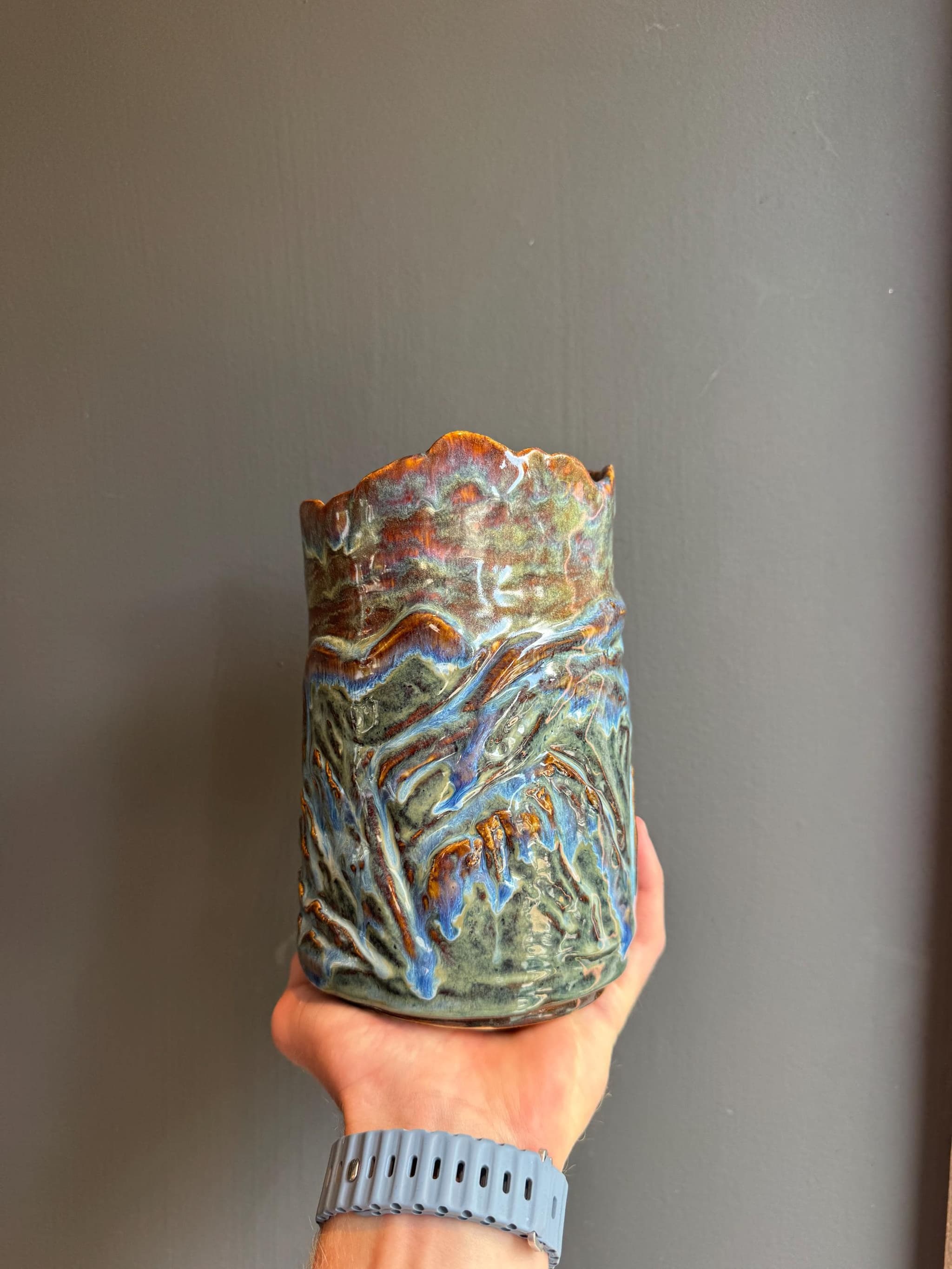 Sculpted Ceramic Vase, Handmade Blue Glaze Canyon Landscape Pottery, 19cm Scalloped Rim Flower Vase — foto 3