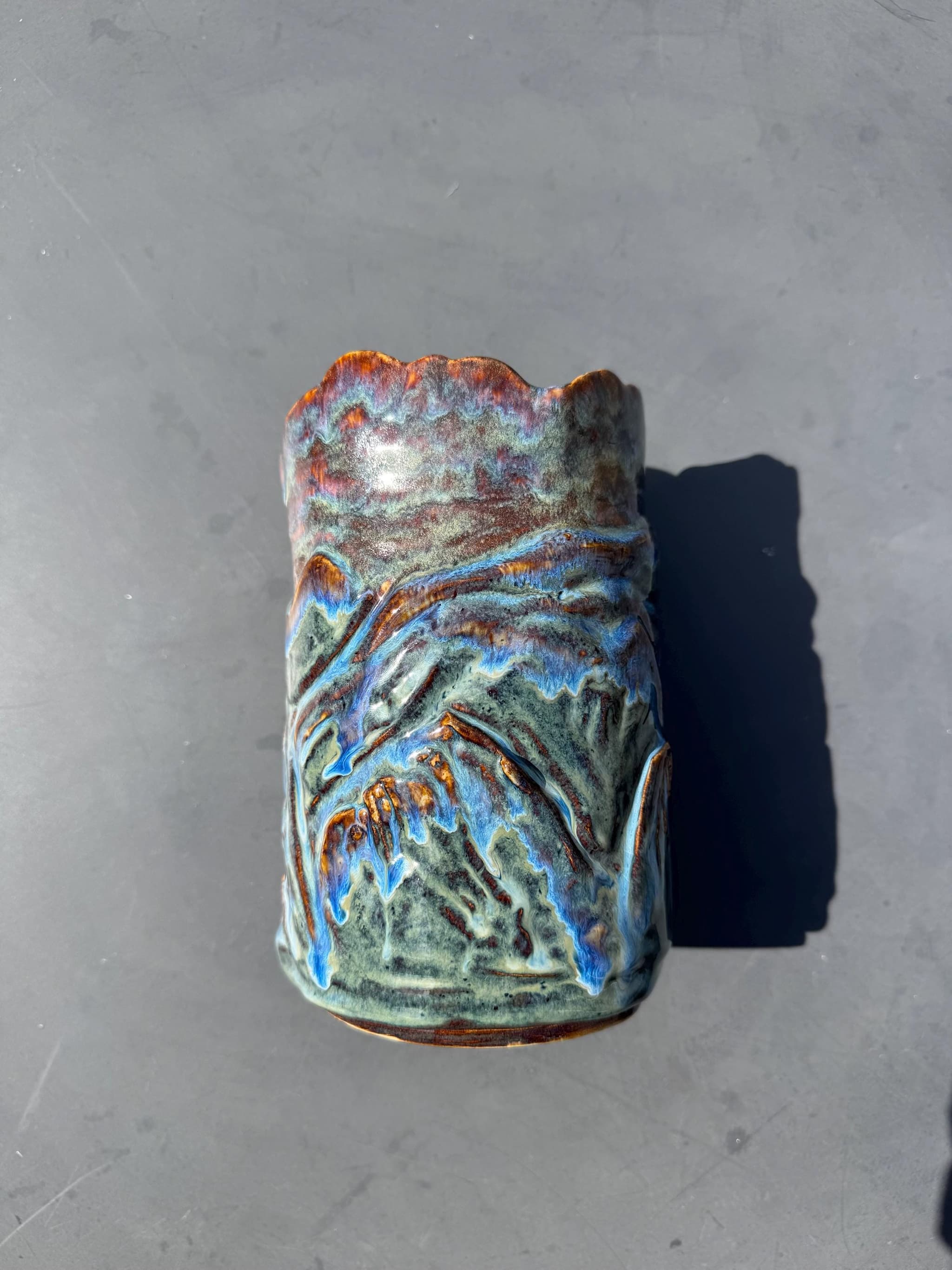 Sculpted Ceramic Vase, Handmade Blue Glaze Canyon Landscape Pottery, 19cm Scalloped Rim Flower Vase — foto 5