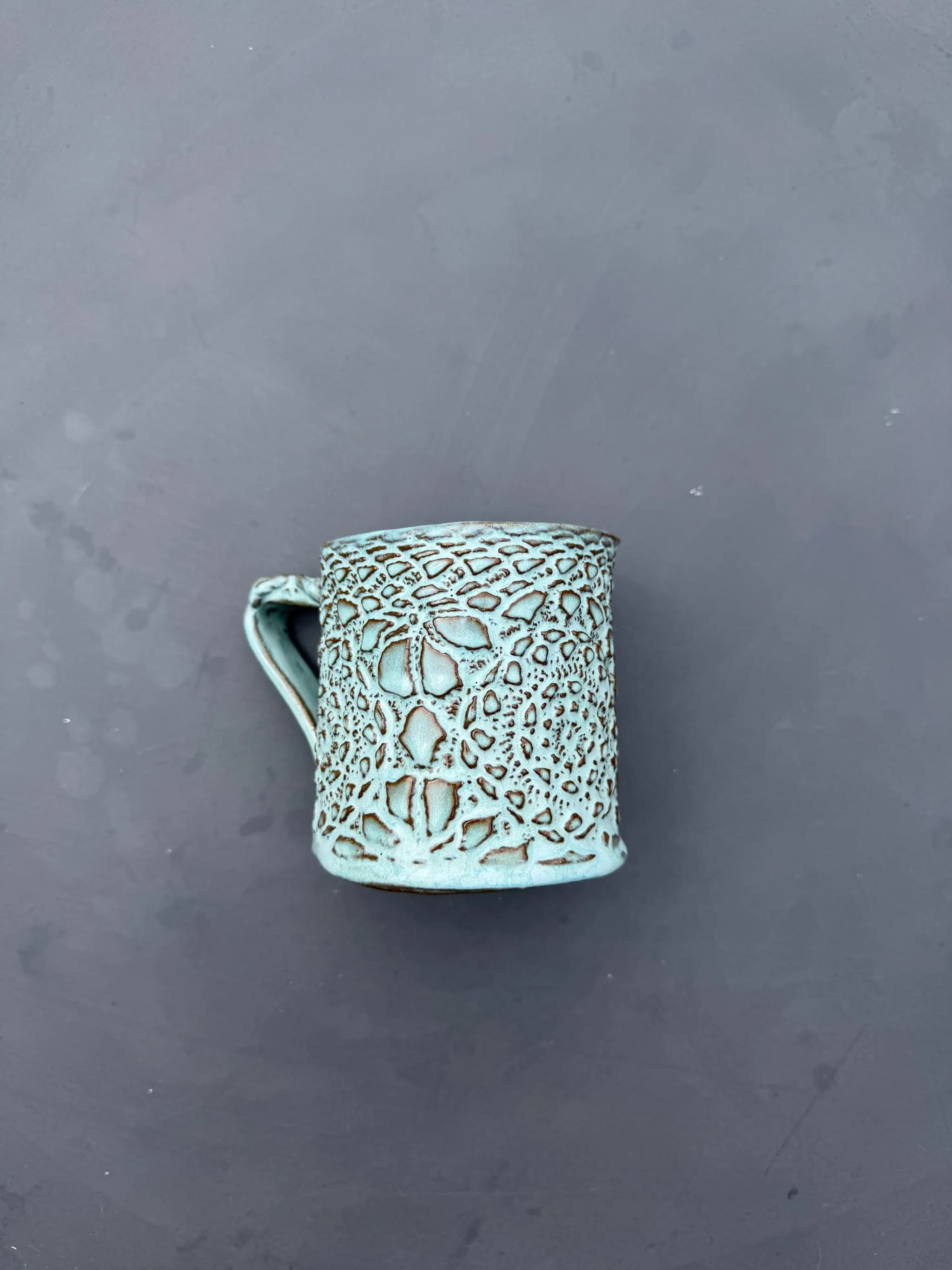 Vintage Lace Coffee Mug, Turquoise Doily Ceramic, Handmade Dutch Pottery — foto 6