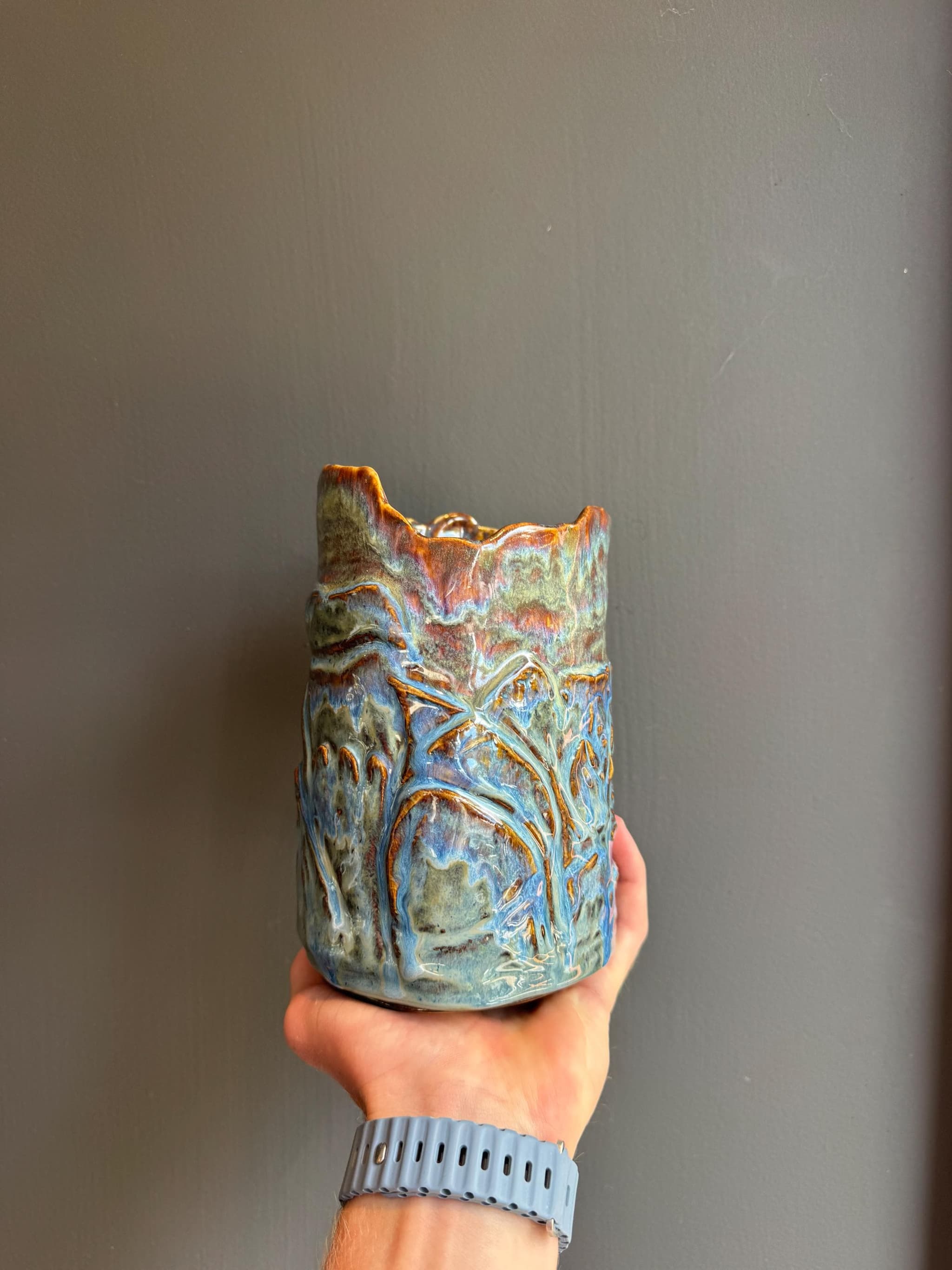 Sculpted Ceramic Vase, Handmade Blue Glaze Canyon Landscape Pottery, 19cm Scalloped Rim Flower Vase — foto 4