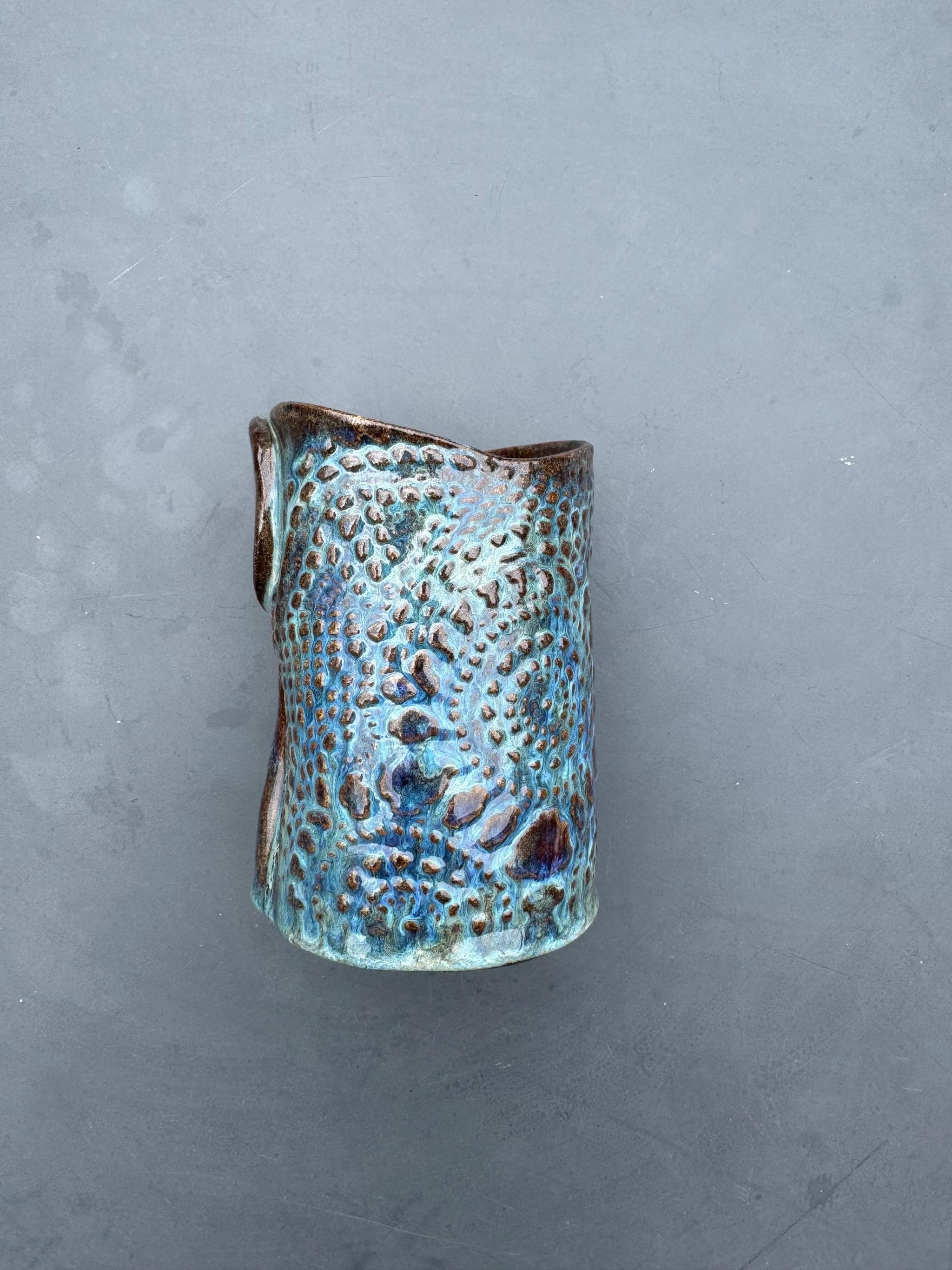 Small Ceramic Bud Vase, Handmade Blue Lava Glaze Pottery, Textured Wabi Sabi Tumbler — foto 8