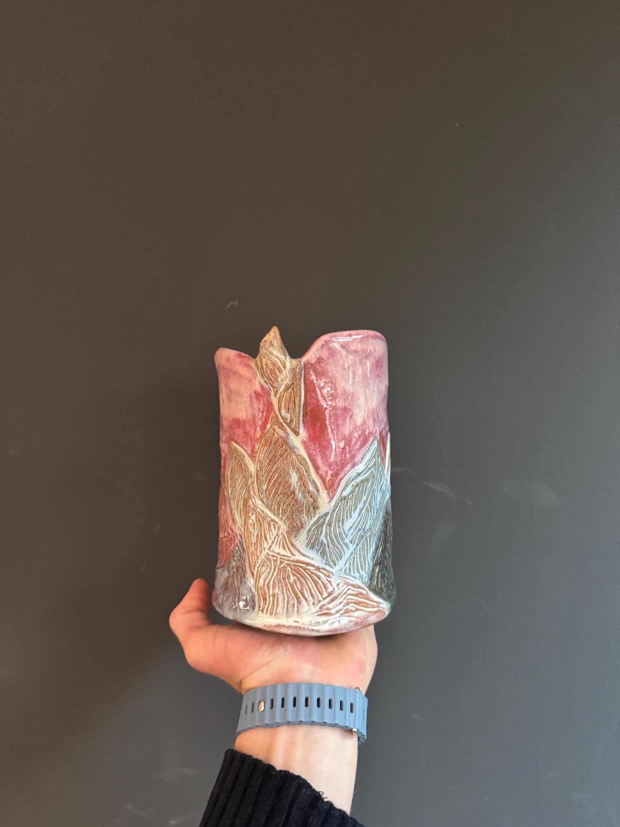 Sunset Fern Mountain Vase, Pink Sculpted Ceramic, Handmade Pottery — foto 7