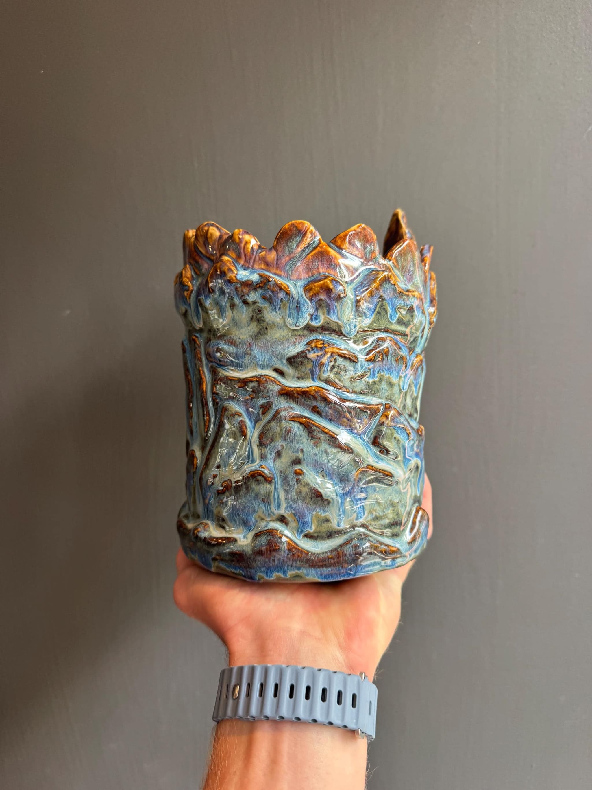 Large Sculpted Ceramic Vase, Handmade Blue Waterfall Drip Glaze Pottery, 21cm Mountain Statement Vessel — foto 4