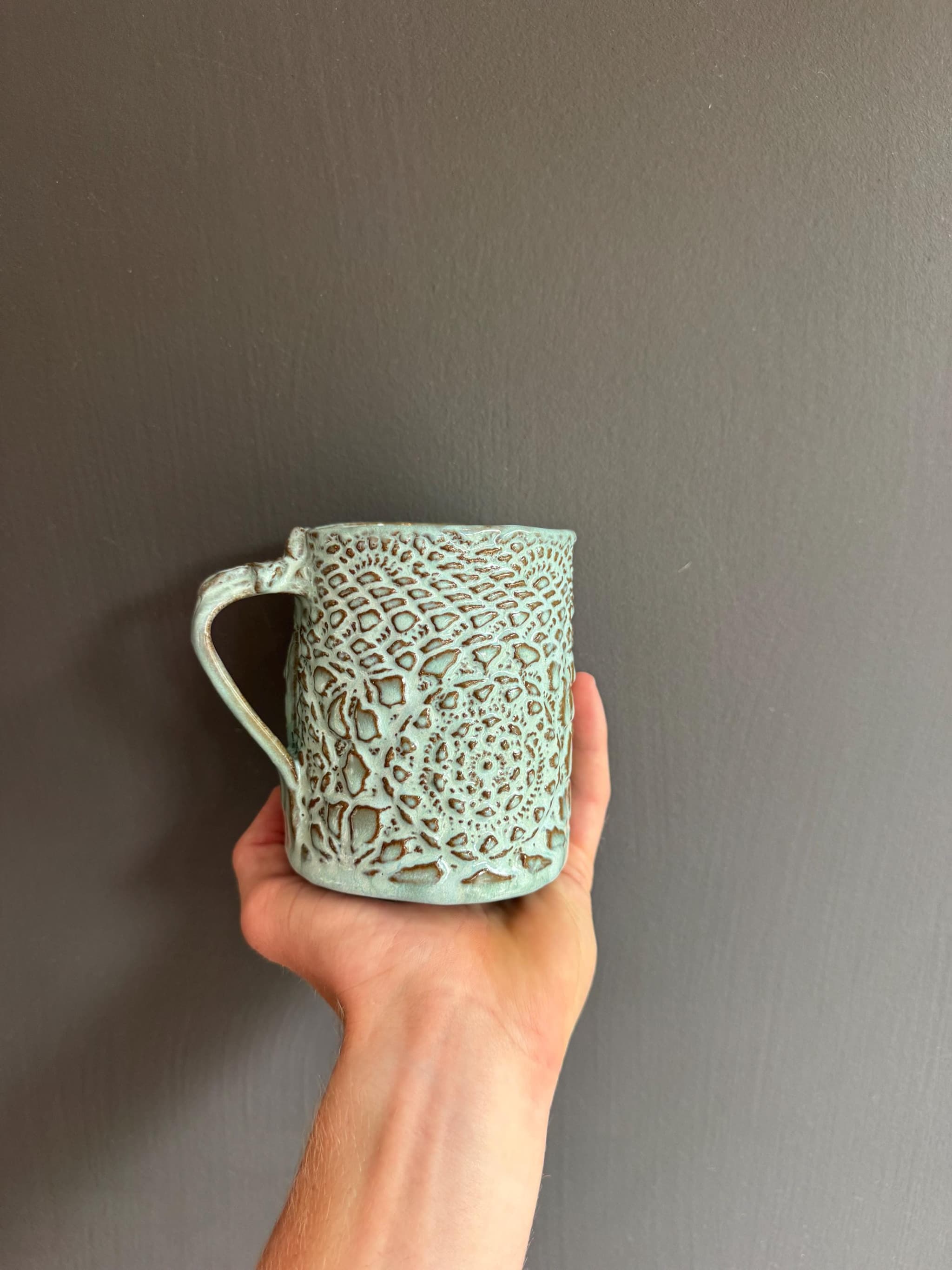 Mandala Lace Coffee Mug, Turquoise Doily Ceramic, Handmade Dutch Pottery — foto 5
