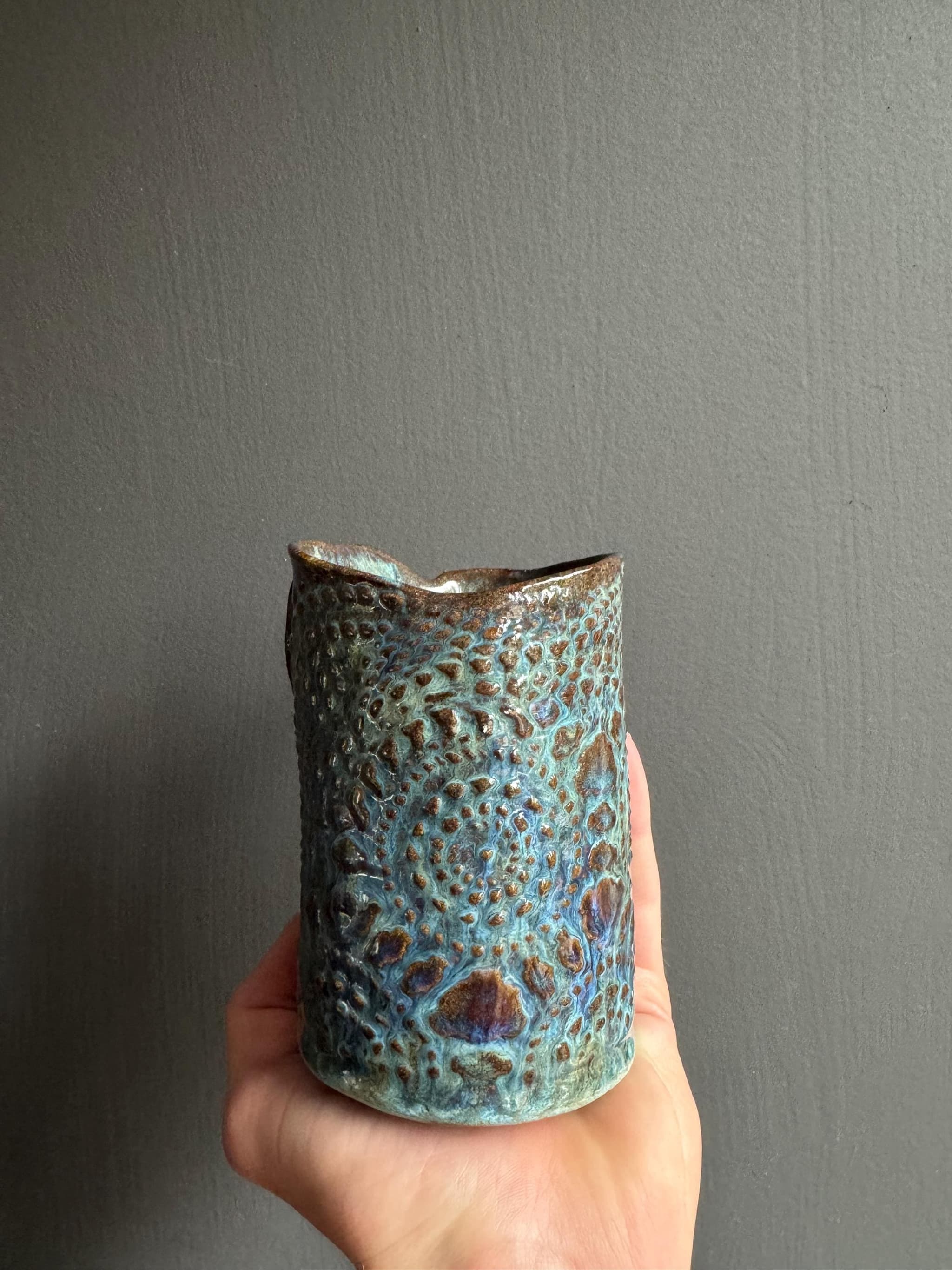 Small Ceramic Bud Vase, Handmade Blue Lava Glaze Pottery, Textured Wabi Sabi Tumbler — foto 5