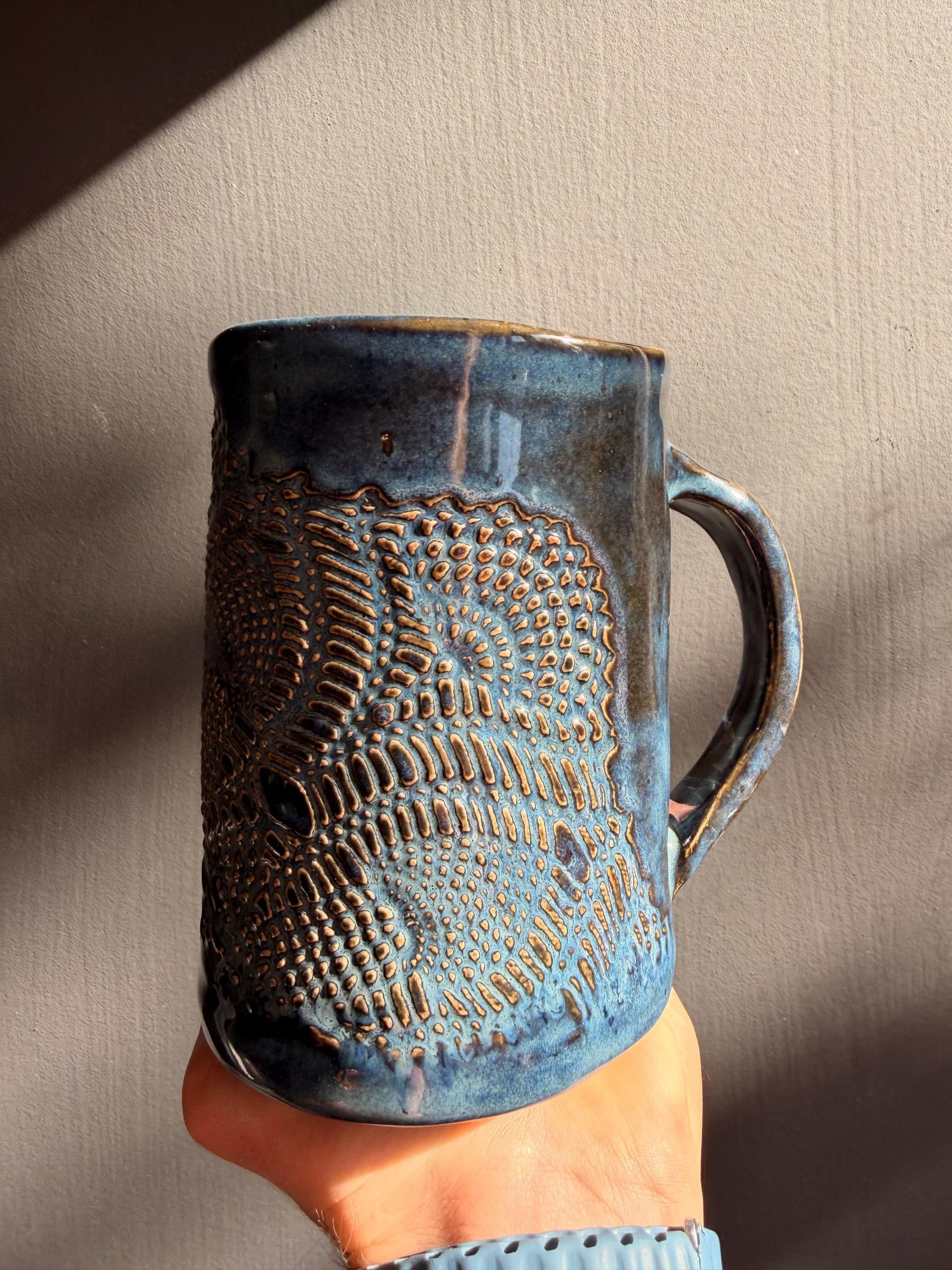 Mok — Navy Blue Lace, sfeerfoto