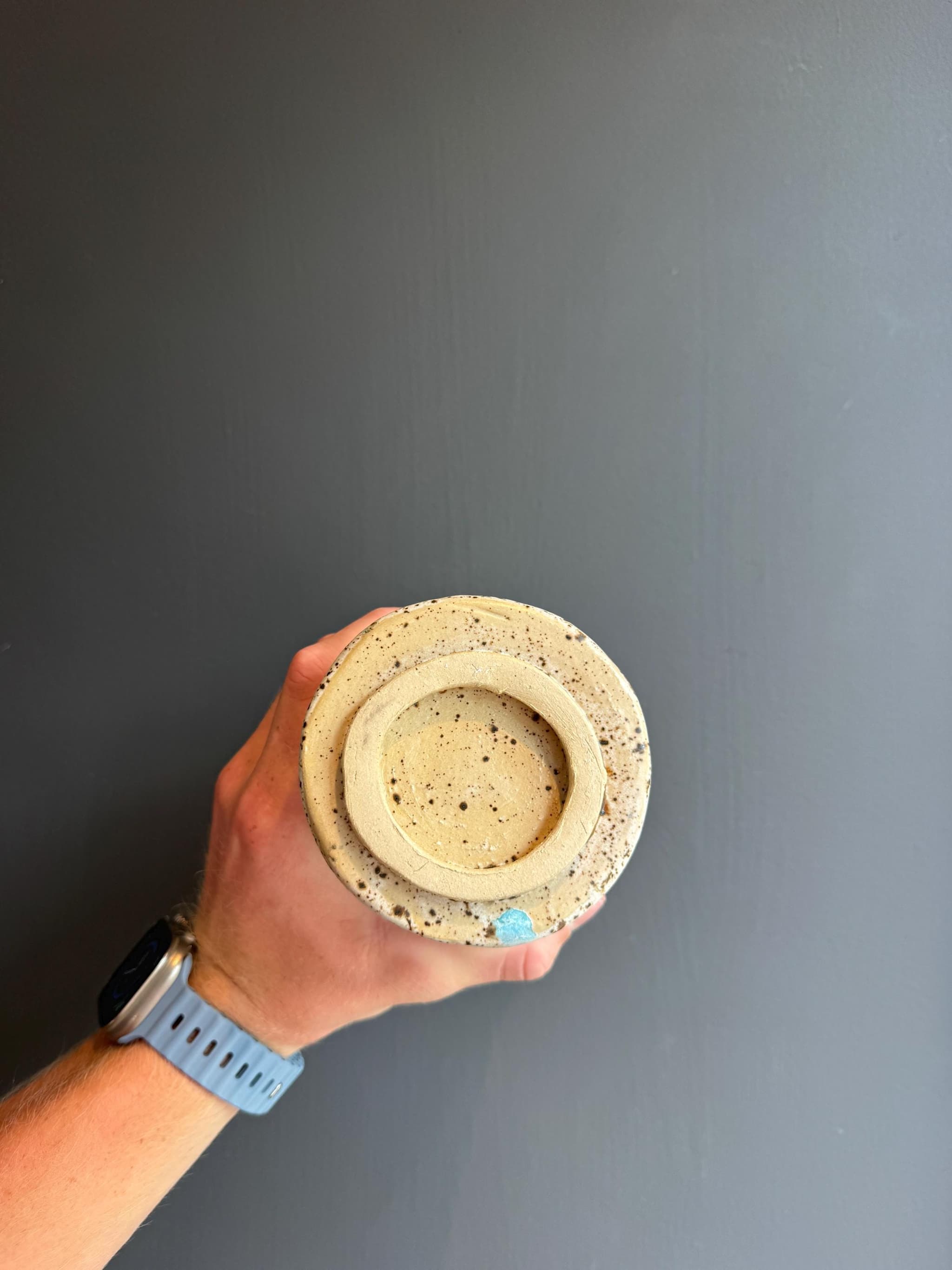 Tall Ceramic Cylinder Vase, Handmade Powder Blue Speckled Stoneware, 21cm Textured Minimalist Flower Vase — foto 6
