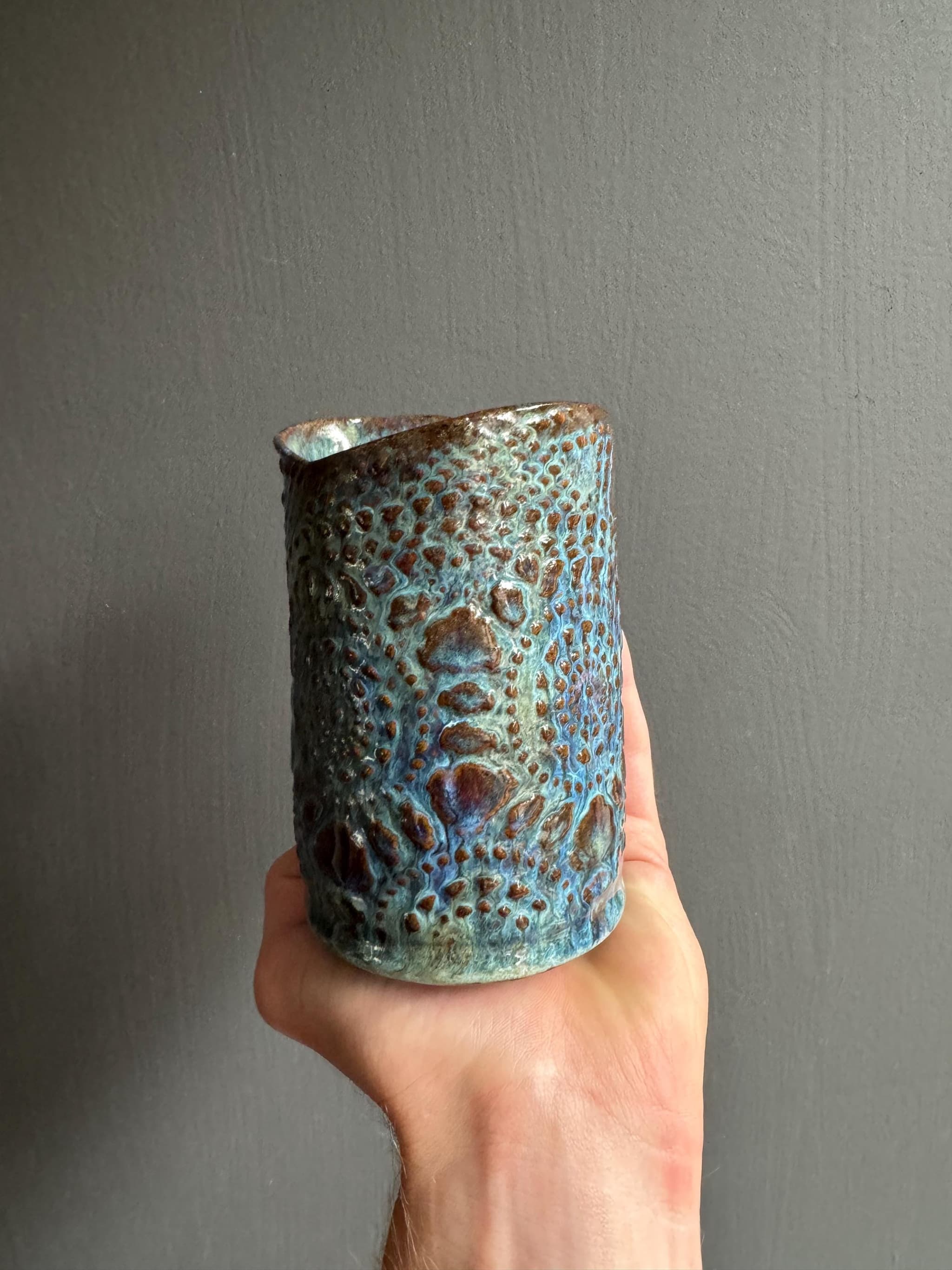 Small Ceramic Bud Vase, Handmade Blue Lava Glaze Pottery, Textured Wabi Sabi Tumbler — foto 3