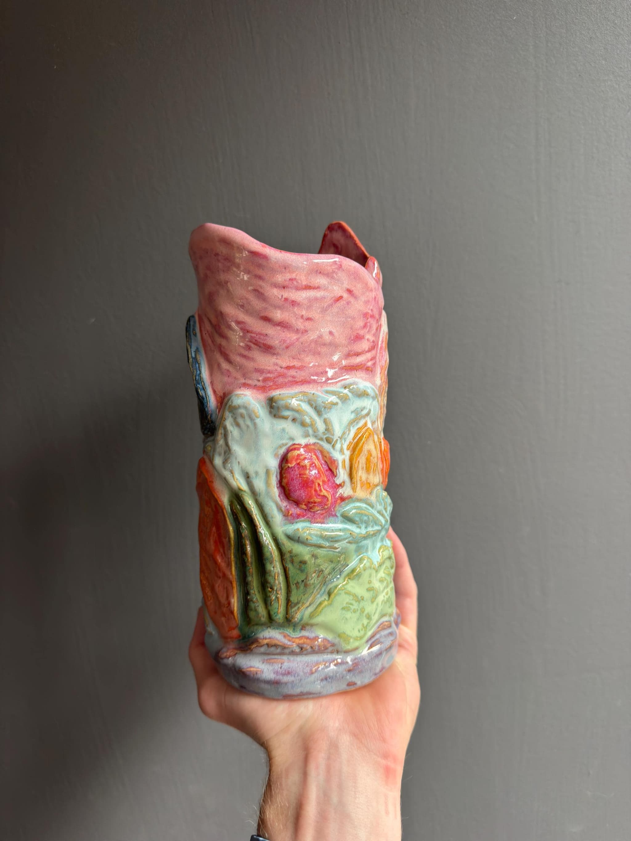 Large Sculpted Mountain Vase, Handmade Sunset Landscape Ceramic, 24cm Statement Flower Vase, Housewarming Gift — foto 4