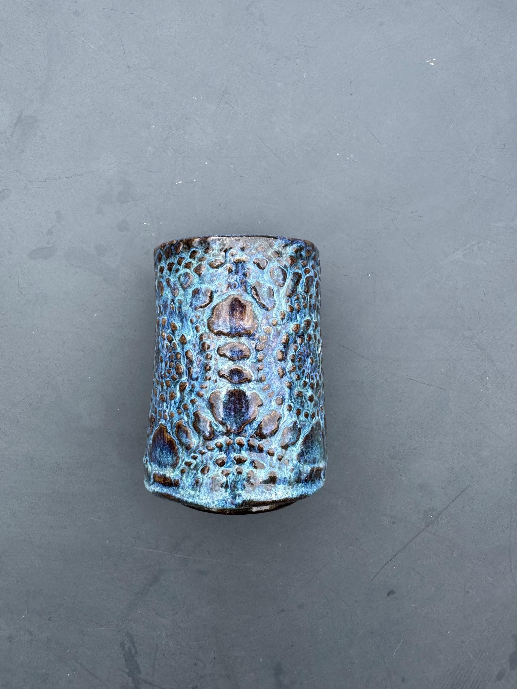 Textured Ceramic Bud Vase, Handmade Turquoise Coral Glaze Pottery, Small Coastal Vessel, Unique Gift — foto 10