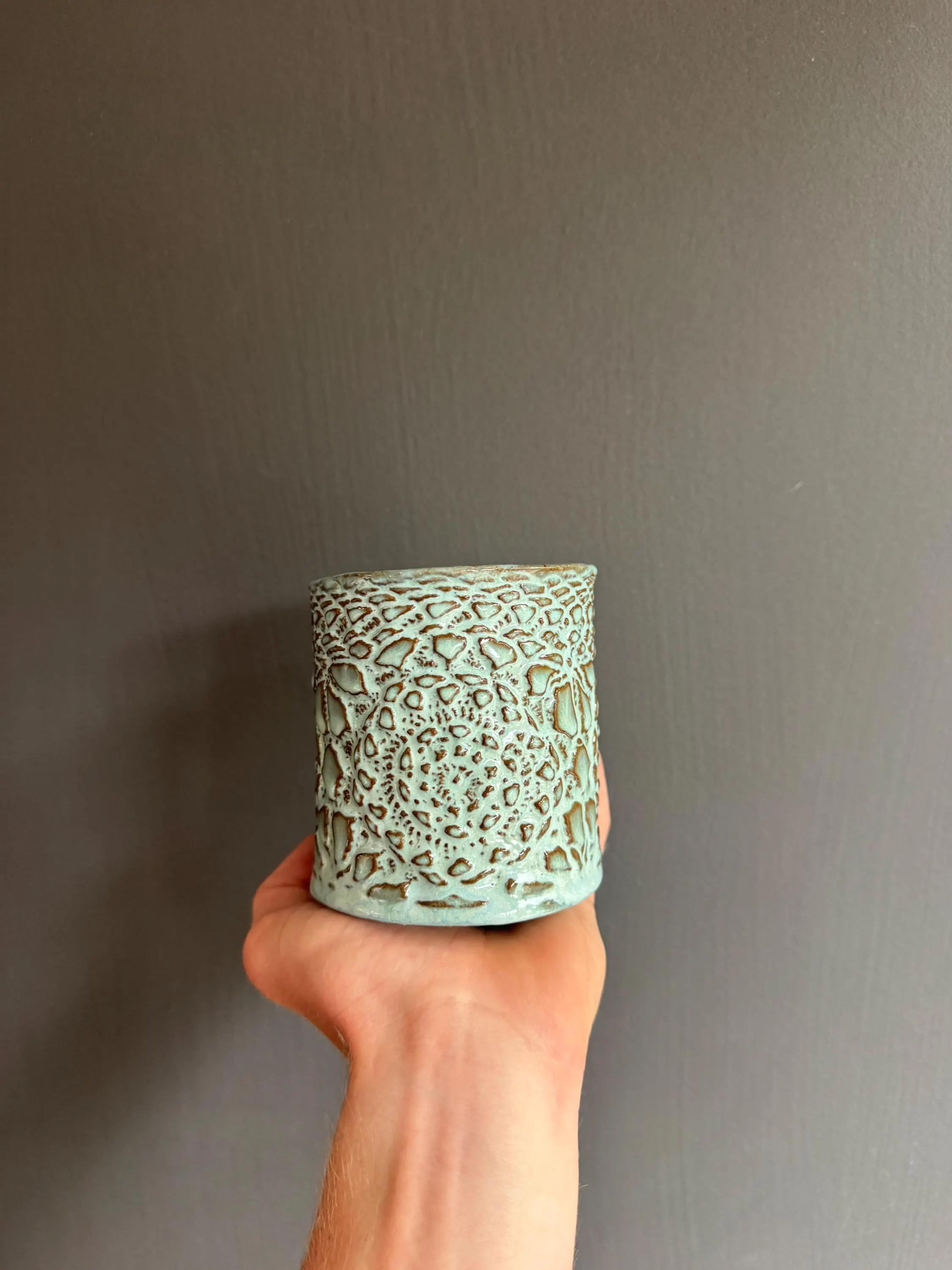 Vintage Lace Coffee Mug, Turquoise Doily Ceramic, Handmade Dutch Pottery — foto 4