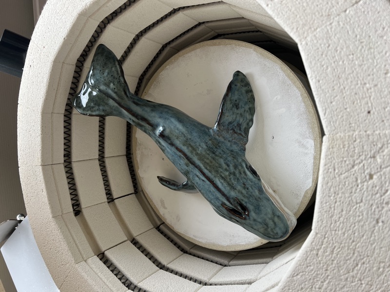 Walvissculptuur in de keramiekoven